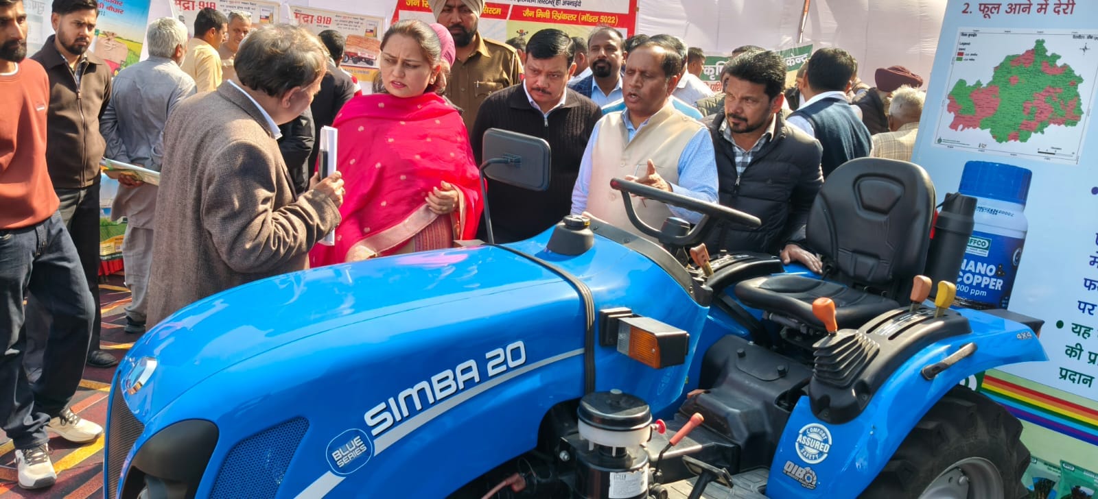 पिहोवा। किसान मेले में अवलोकन के दौरान लोगों से बातचीत करती जिला परिषद चेयरमैन कंवलजीत कौर। व पिहोवा। किसान मेले में अवलोकन के दौरान लोगों से बातचीत करती जिला परिषद चेयरमैन कंवलजीत कौर। व