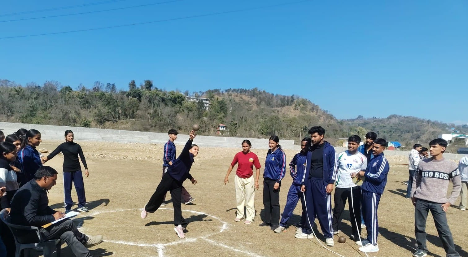 राजकीय महाविद्यालय भोरंज में आयोजित वार्षिक एथलेटिक्स मीट में ऊंची कूद लगाता खिलाड़ी। स्रोत : स