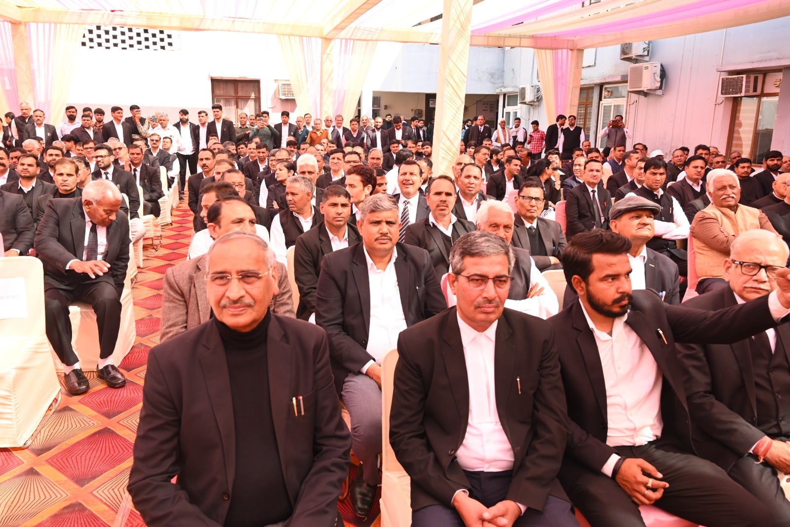रेवाड़ी बार एसोसिएशन में पहुंचने पर मंत्री राव नरबीर सिंह का स्वागत करते अधिवक्ता। संवाद