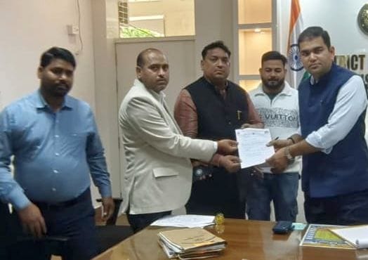 सीएमओ कार्यालय का घेराव करते एनएचएम के कर्मचारी।   संवाद