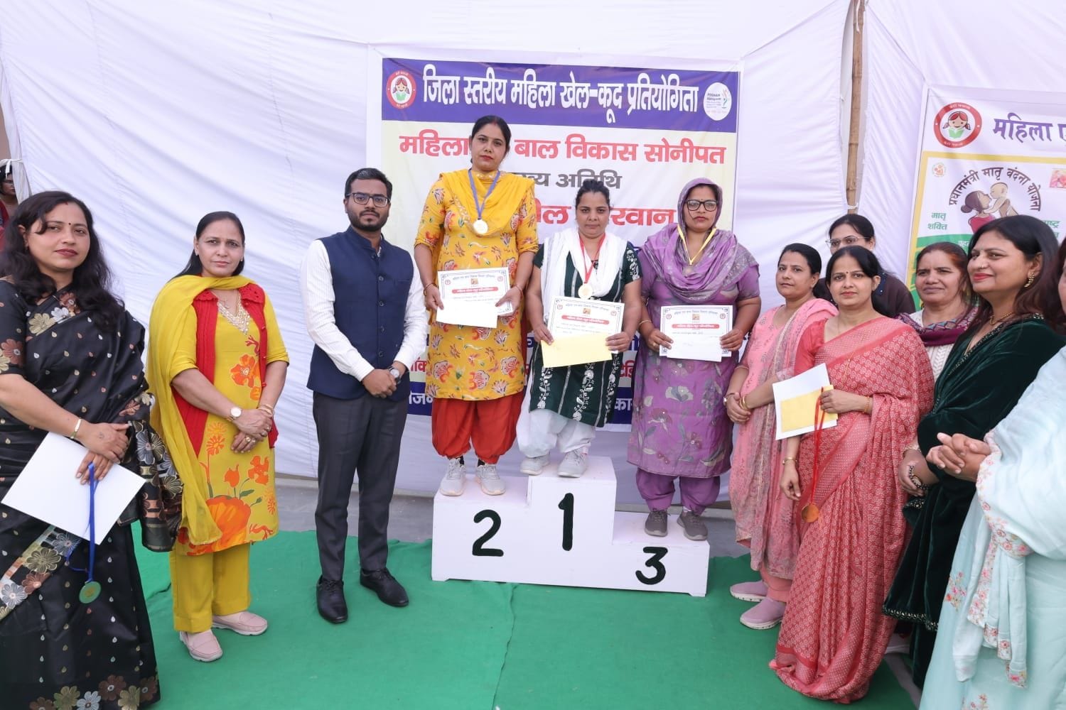 सोनीपत सुभाष स्टेडियम में जिला स्तरीय खेल प्रतियोगिता के शुभारंभ अवसर पर लड़कियों की दौड़ प्रति