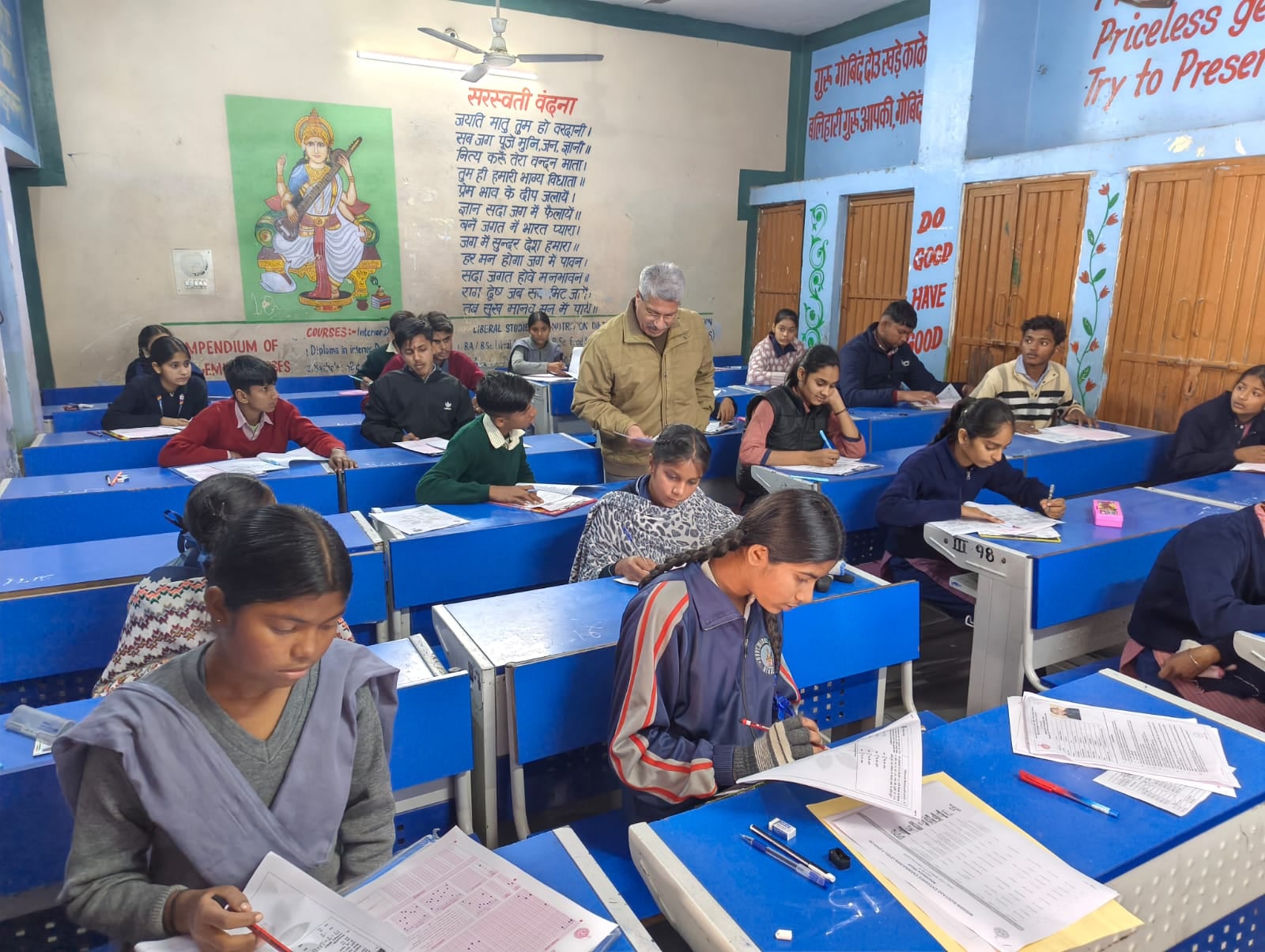 सुपर-100 लेवल वन की परीक्षा देने के लिए पहुंचे बच्चों का रोल नंबर चेक करते हुए स्टाफ सदस्य। संव सुपर-100 लेवल वन की परीक्षा देने के लिए पहुंचे बच्चों का रोल नंबर चेक करते हुए स्टाफ सदस्य। संव