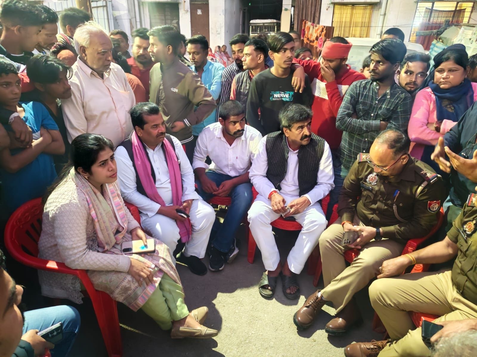 शव रखकर प्रदर्शन करते सूरज के परिजन व कॉलोनीवासी।