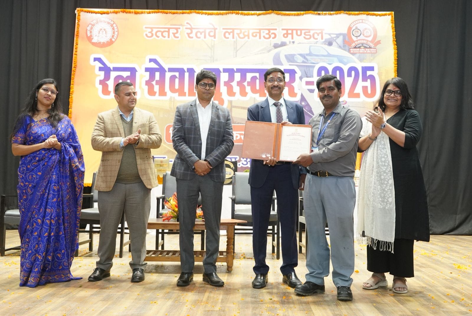उत्कृष्ट कार्यों के लिए उत्तर रेलवे लखनऊ मंडल के 66 रेलकर्मी अलंकृत उत्कृष्ट कार्यों के लिए उत्तर रेलवे लखनऊ मंडल के 66 रेलकर्मी अलंकृत