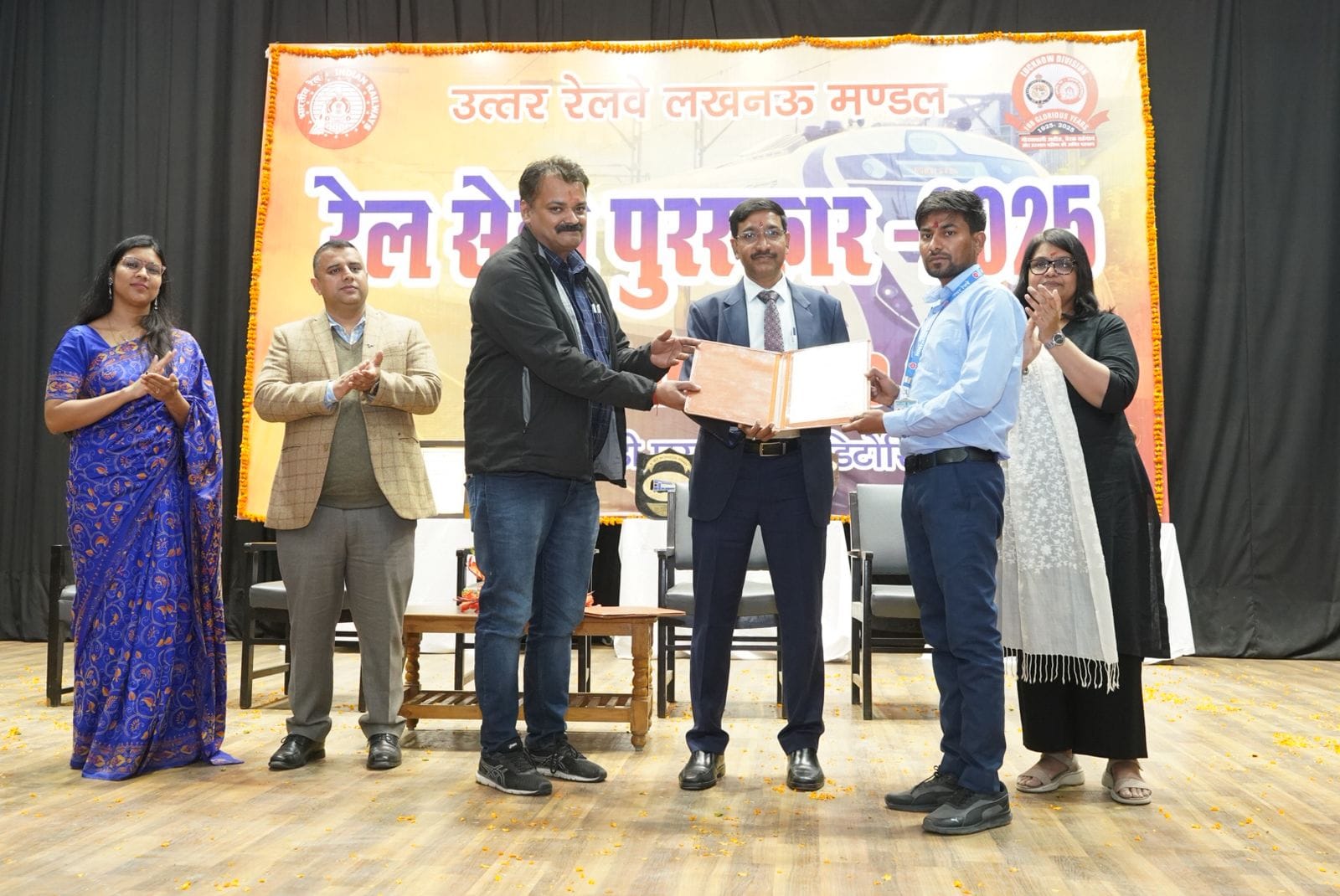 उत्कृष्ट कार्यों के लिए उत्तर रेलवे लखनऊ मंडल के 66 रेलकर्मी अलंकृत उत्कृष्ट कार्यों के लिए उत्तर रेलवे लखनऊ मंडल के 66 रेलकर्मी अलंकृत