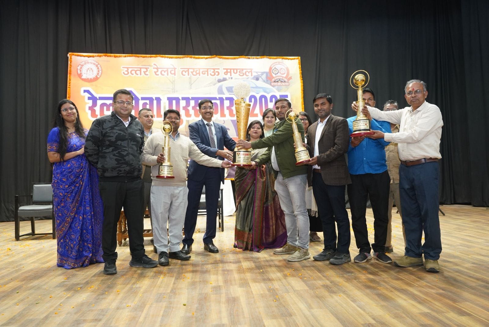 उत्कृष्ट कार्यों के लिए उत्तर रेलवे लखनऊ मंडल के 66 रेलकर्मी अलंकृत उत्कृष्ट कार्यों के लिए उत्तर रेलवे लखनऊ मंडल के 66 रेलकर्मी अलंकृत