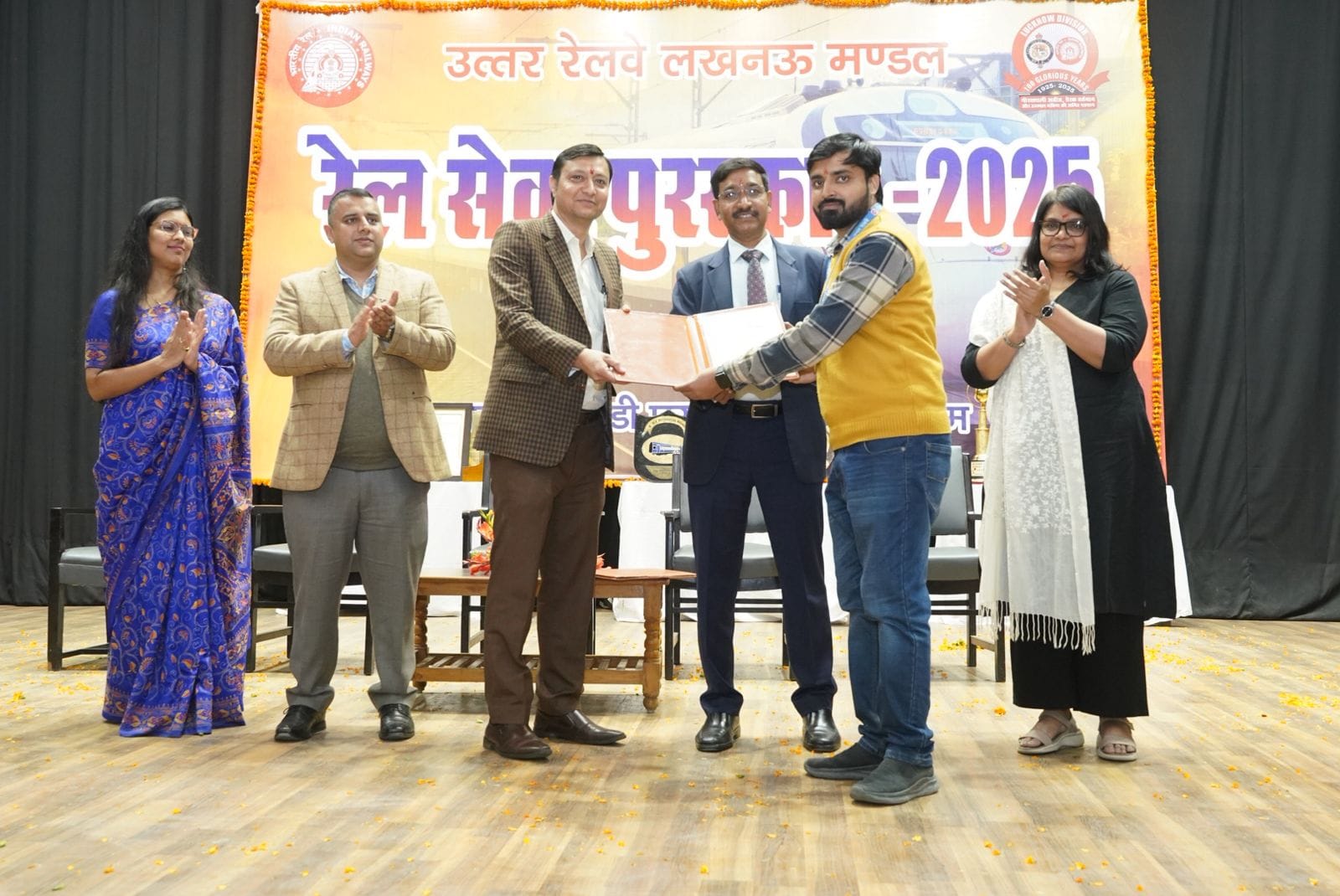 उत्कृष्ट कार्यों के लिए उत्तर रेलवे लखनऊ मंडल के 66 रेलकर्मी अलंकृत उत्कृष्ट कार्यों के लिए उत्तर रेलवे लखनऊ मंडल के 66 रेलकर्मी अलंकृत