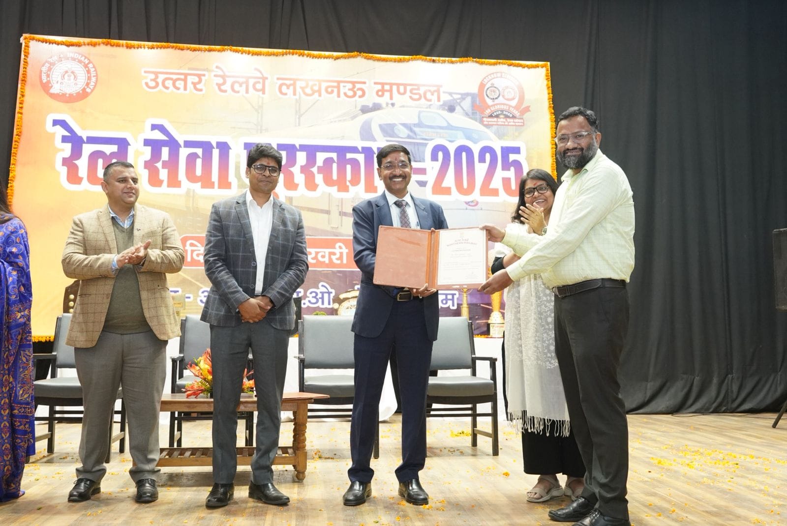 उत्कृष्ट कार्यों के लिए उत्तर रेलवे लखनऊ मंडल के 66 रेलकर्मी अलंकृत उत्कृष्ट कार्यों के लिए उत्तर रेलवे लखनऊ मंडल के 66 रेलकर्मी अलंकृत