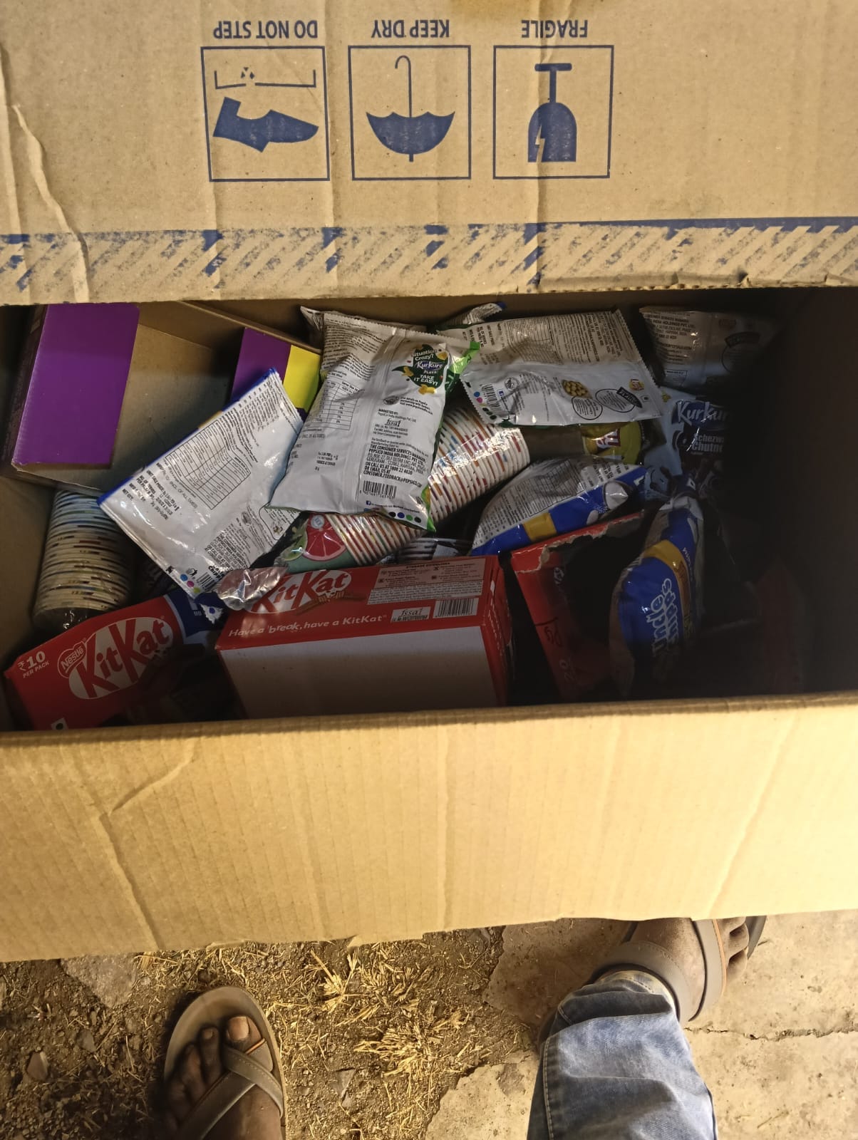 वार्षिक उत्सव में बच्चों बेची जा रही थी एक्सपायरी सामान