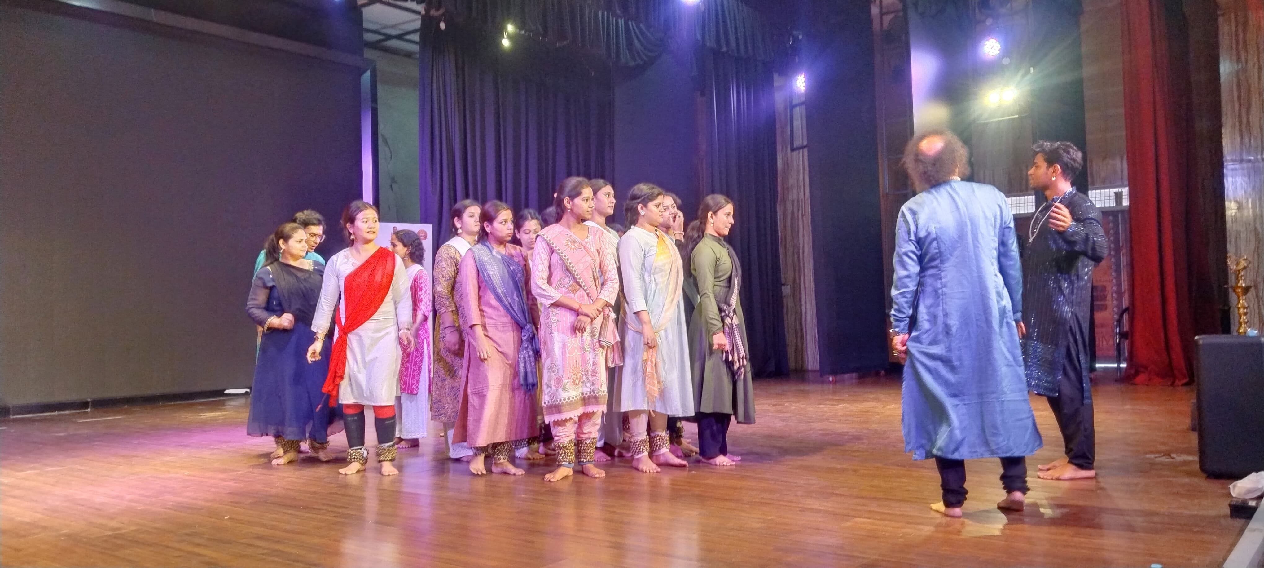 विद्यार्थियों ने सीखीं नृत्य की बारीकियां विद्यार्थियों ने सीखीं नृत्य की बारीकियां