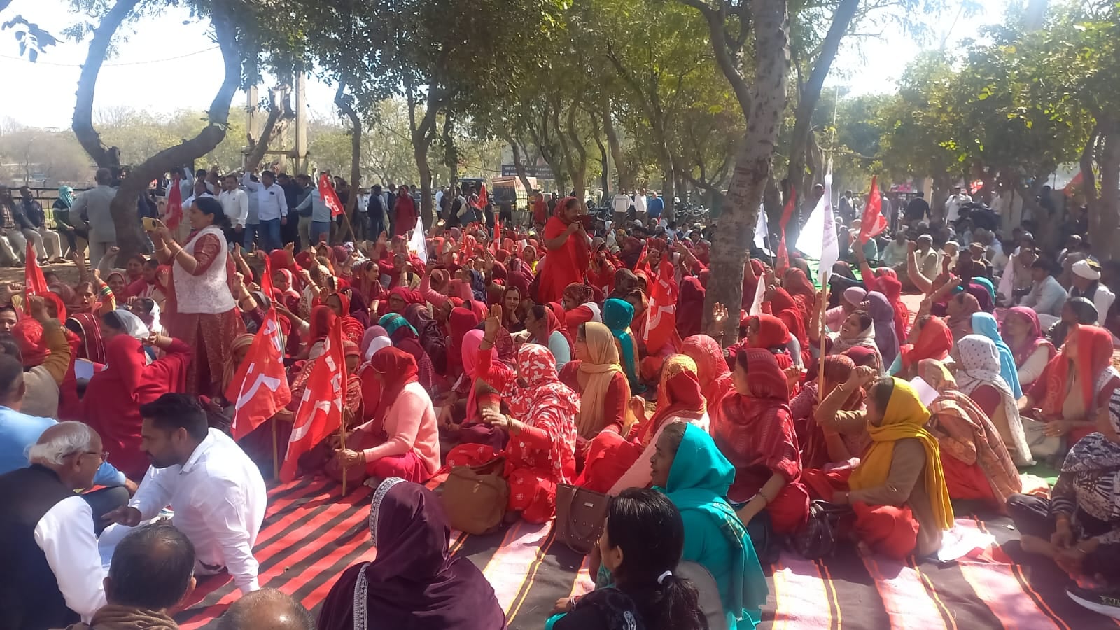 12jjrp16- नए बस अड्डे पर तैनात पुलिस कर्मचारी। संवाद