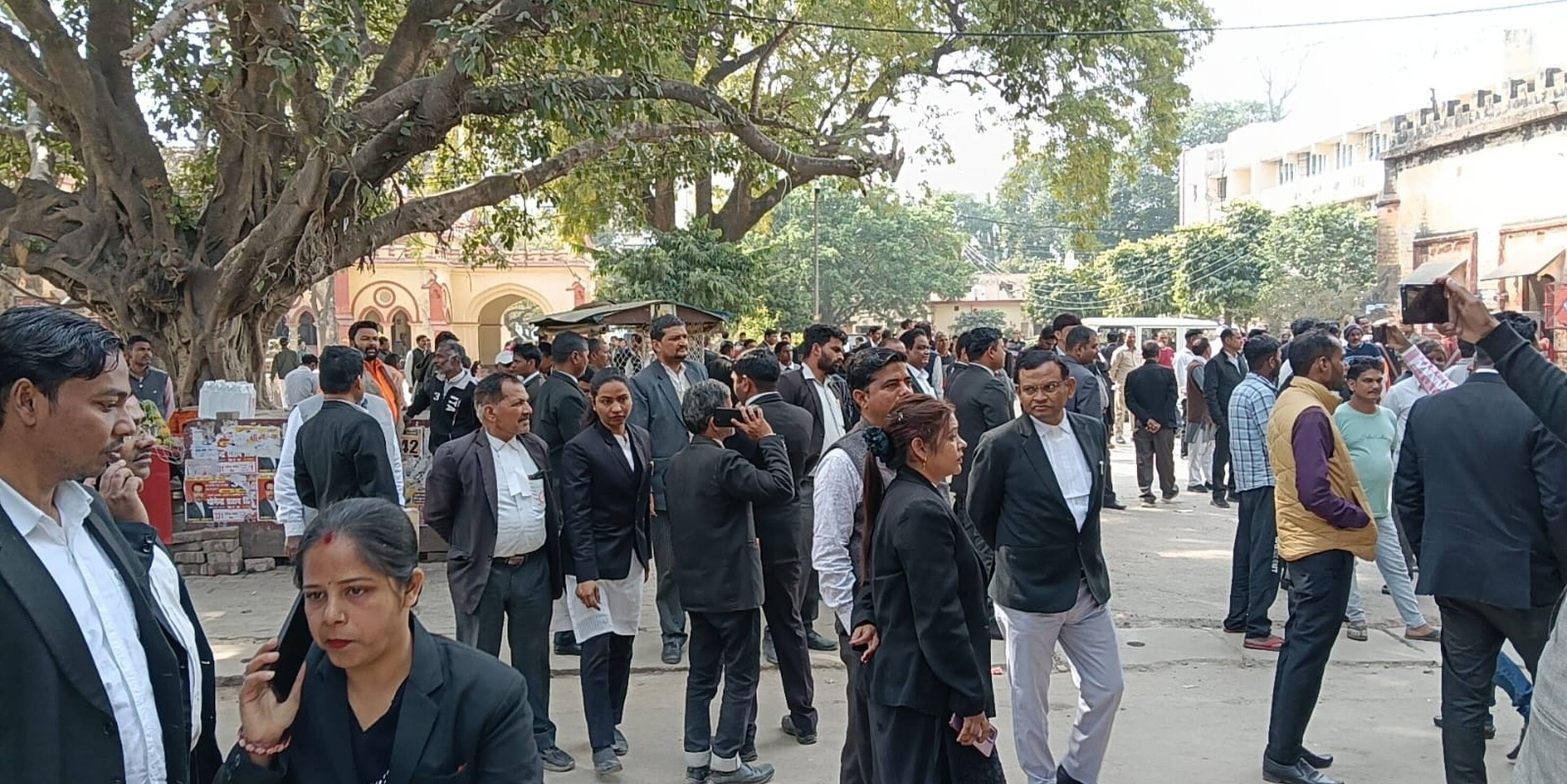 28-कचहरी में शुक्रवार को प्रवेश मार्ग पर तैनात एटीएस के जवान।-संवाद 28-कचहरी में शुक्रवार को प्रवेश मार्ग पर तैनात एटीएस के जवान।-संवाद