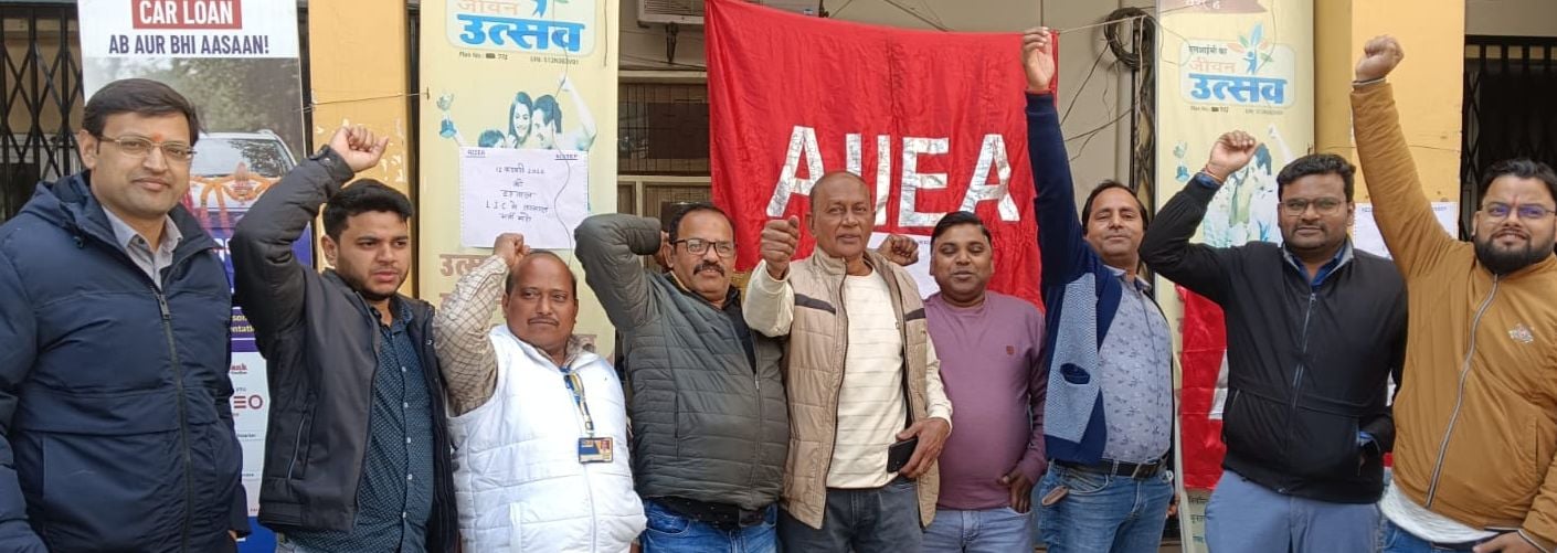 असंगठित मजदूर यूनियन के कार्यकर्ता कलक्ट्रेट में ज्ञापन देने पहुंचे। संवाद असंगठित मजदूर यूनियन के कार्यकर्ता कलक्ट्रेट में ज्ञापन देने पहुंचे। संवाद