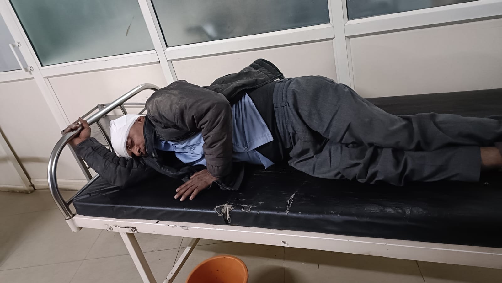 अस्पताल में भर्ती हादसे में घायल लोग। अस्पताल में भर्ती हादसे में घायल लोग।