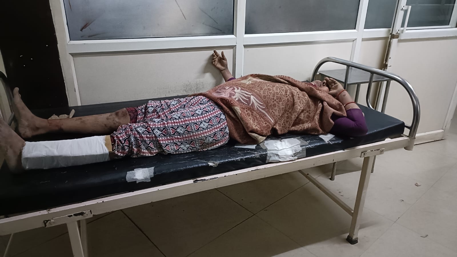 अस्पताल में भर्ती हादसे में घायल लोग। अस्पताल में भर्ती हादसे में घायल लोग।