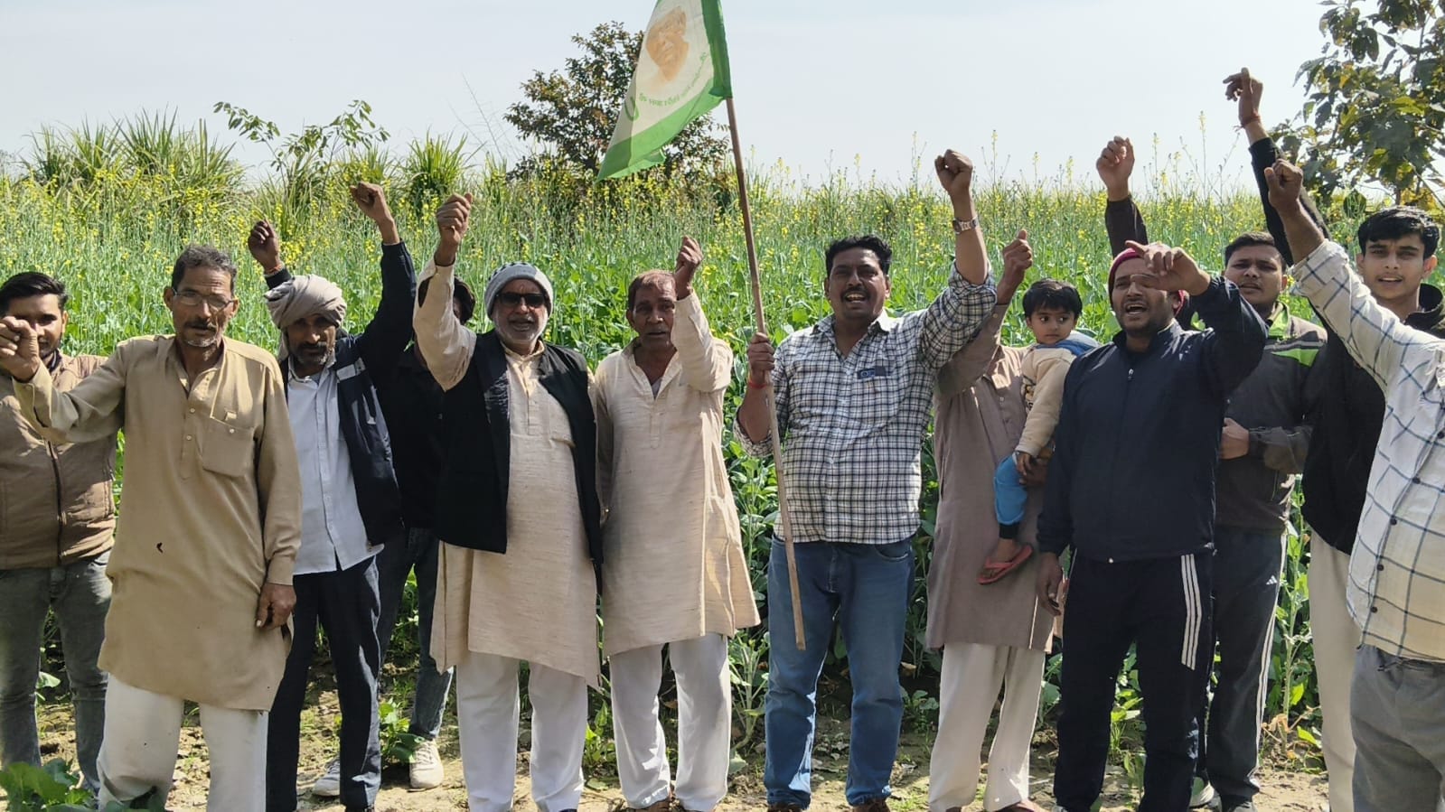 बागपत कलक्ट्रेट में  डीएम को ज्ञापन देने पहुंचे भाकियू कार्यकर्ता। संवाद