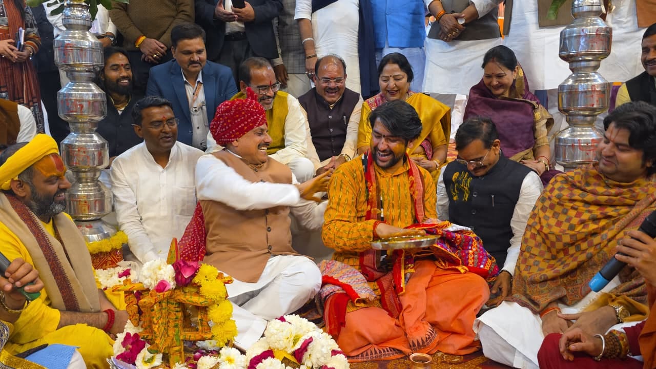 बगेश्वरधाम पहुंचे CM, हमारे देवस्थान दे रहे संस्कारों की शिक्षा: डॉ. मोहन यादव बगेश्वरधाम पहुंचे CM, हमारे देवस्थान दे रहे संस्कारों की शिक्षा: डॉ. मोहन यादव