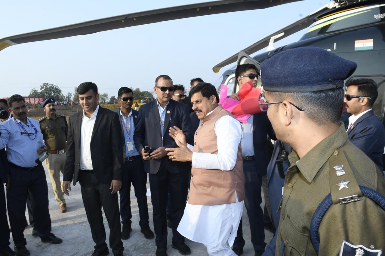 बगेश्वरधाम पहुंचे CM, हमारे देवस्थान दे रहे संस्कारों की शिक्षा: डॉ. मोहन यादव बगेश्वरधाम पहुंचे CM, हमारे देवस्थान दे रहे संस्कारों की शिक्षा: डॉ. मोहन यादव