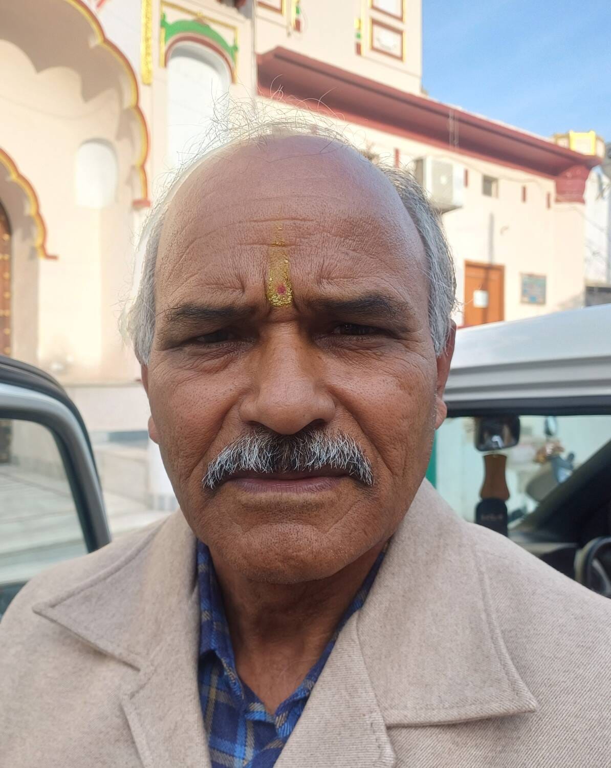 छावनी की टिंबर मार्केट स्थित जमना दास जवाहर लाल मंदिर में स्थापित शिवलिंग और सेवादार जय- विजय छावनी की टिंबर मार्केट स्थित जमना दास जवाहर लाल मंदिर में स्थापित शिवलिंग और सेवादार जय- विजय