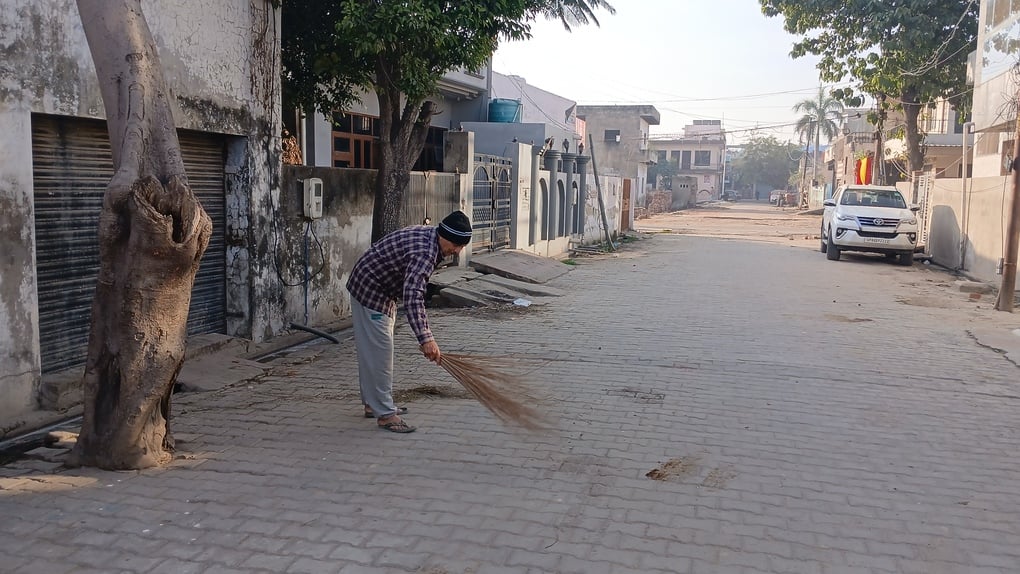एडवोकेट भानू प्रताप यादव ने खुद उठाई झाड़्