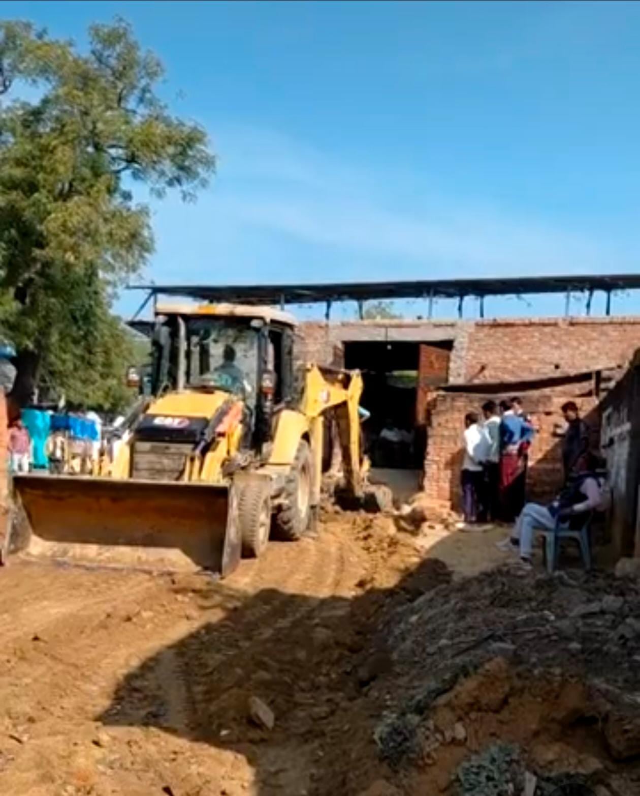 फोटो - 02 अवैध प्लाटिंग पर चलता बुलडोजर। संवाद