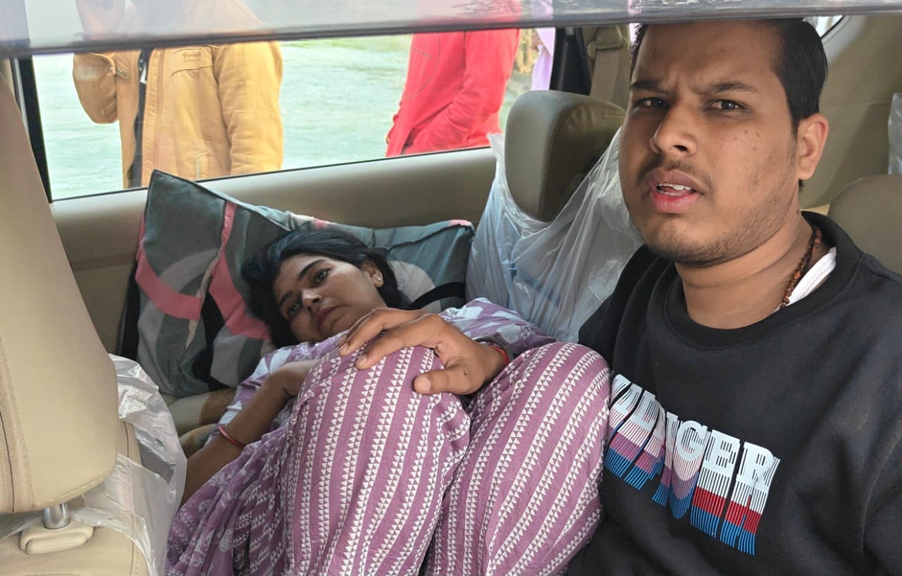 फोटो-10 दुकानों पर भूख मिटाने पहुंचे जाम में फंसे यात्री। संवाद फोटो-10 दुकानों पर भूख मिटाने पहुंचे जाम में फंसे यात्री। संवाद