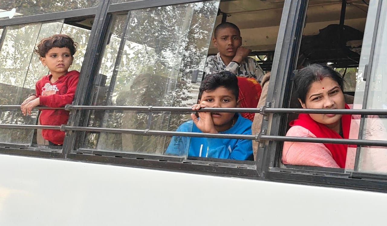 फोटो-10 दुकानों पर भूख मिटाने पहुंचे जाम में फंसे यात्री। संवाद फोटो-10 दुकानों पर भूख मिटाने पहुंचे जाम में फंसे यात्री। संवाद