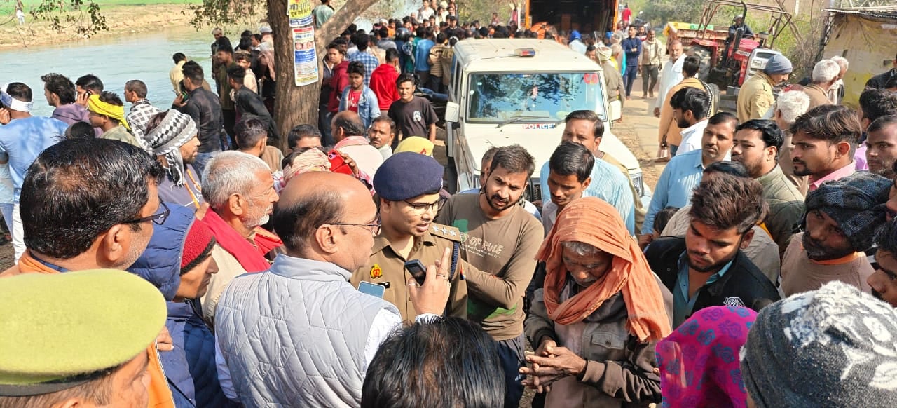 फोटो-10 दुकानों पर भूख मिटाने पहुंचे जाम में फंसे यात्री। संवाद फोटो-10 दुकानों पर भूख मिटाने पहुंचे जाम में फंसे यात्री। संवाद