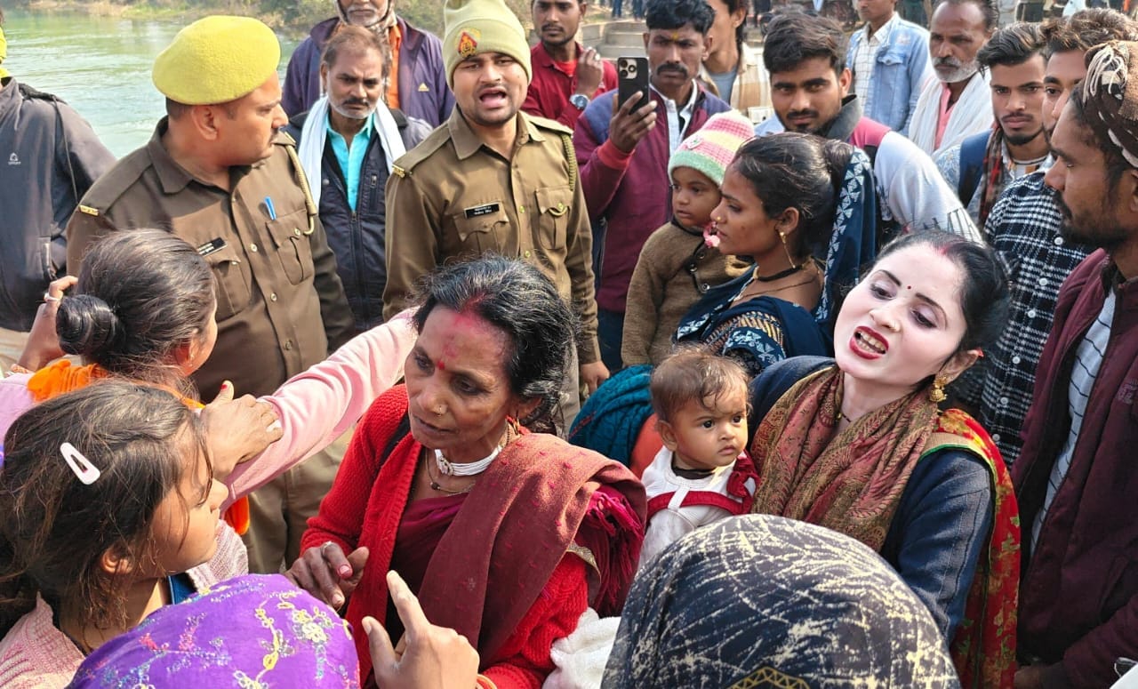 फोटो-10 दुकानों पर भूख मिटाने पहुंचे जाम में फंसे यात्री। संवाद फोटो-10 दुकानों पर भूख मिटाने पहुंचे जाम में फंसे यात्री। संवाद