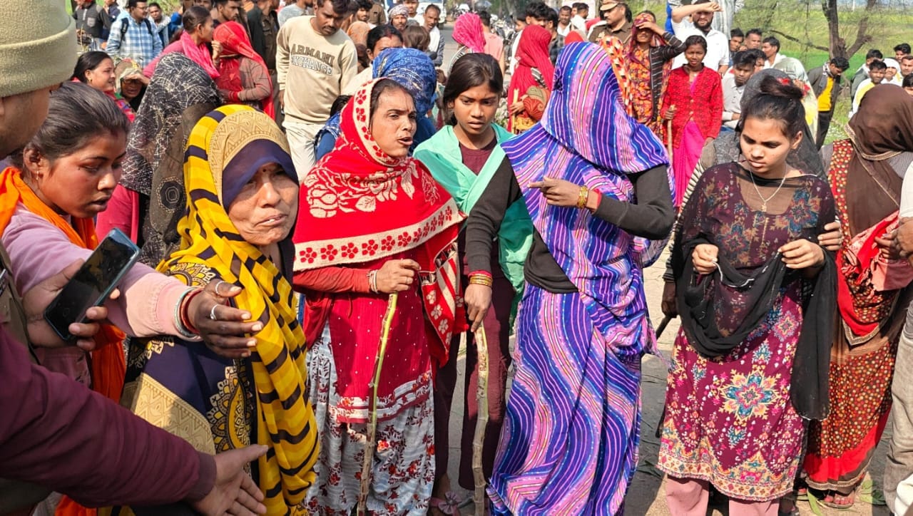 फोटो-10 दुकानों पर भूख मिटाने पहुंचे जाम में फंसे यात्री। संवाद फोटो-10 दुकानों पर भूख मिटाने पहुंचे जाम में फंसे यात्री। संवाद