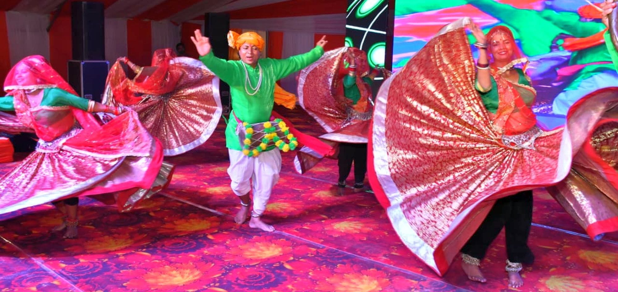 फोटो 12 एमएएचपी 12 परिचय-सूर्य महोस्तव में आल्हा गायन की प्रस्तुति देते आल्हा गायक उमाशंकर सेन।