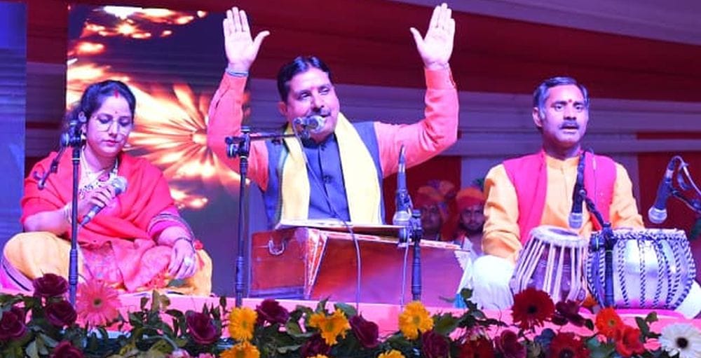 फोटो 12 एमएएचपी 12 परिचय-सूर्य महोस्तव में आल्हा गायन की प्रस्तुति देते आल्हा गायक उमाशंकर सेन।