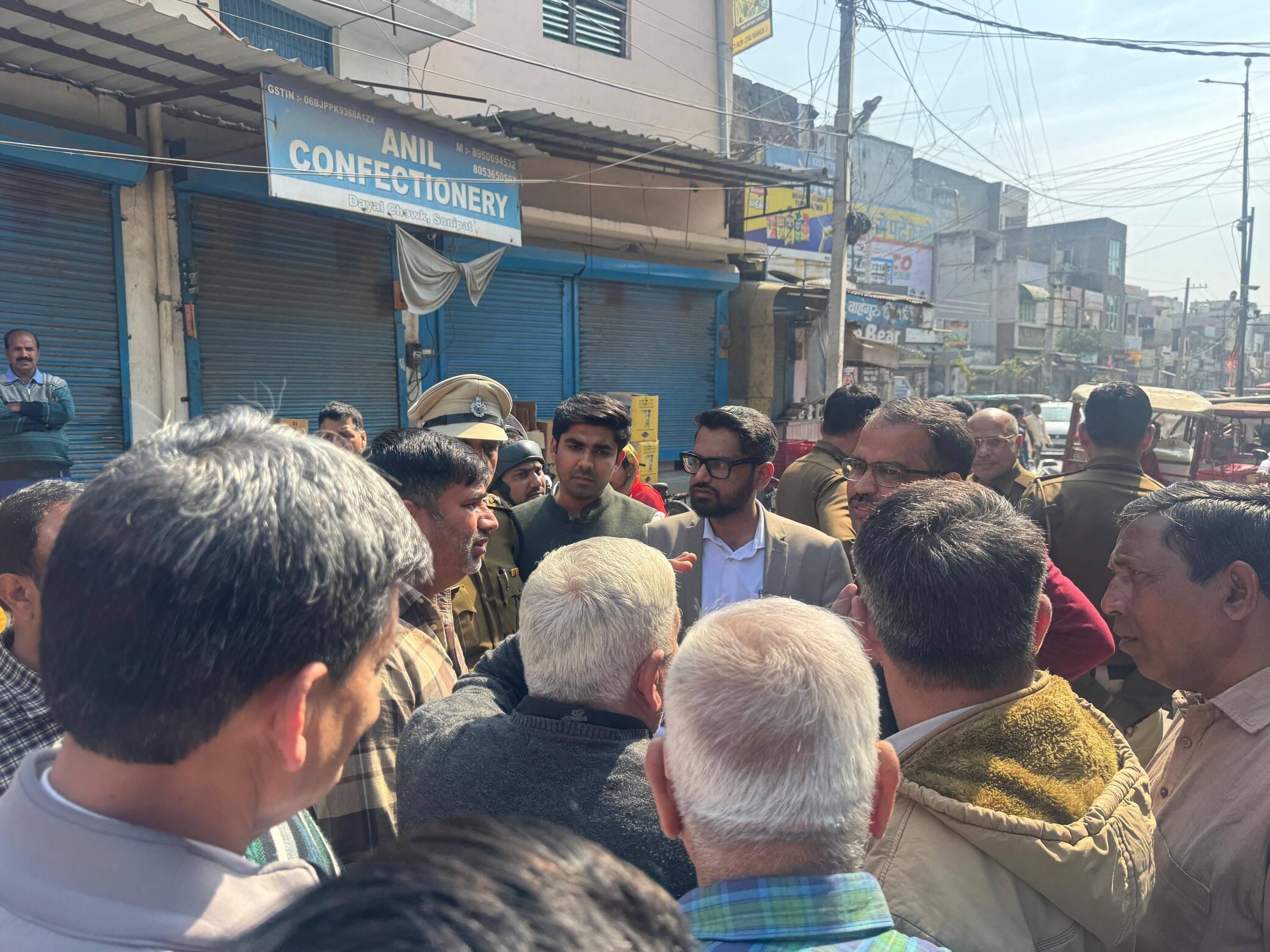 फोटो 19: सोनीपत में दयाल चौक पर दुकान बंद करके प्रदर्शन करते व्यापारी। संवाद फोटो 19: सोनीपत में दयाल चौक पर दुकान बंद करके प्रदर्शन करते व्यापारी। संवाद