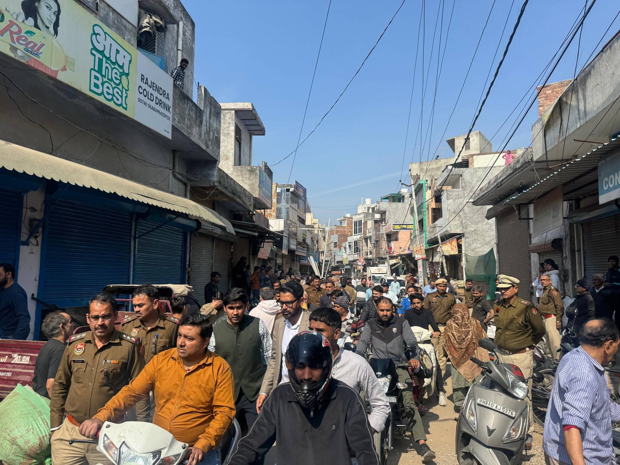 फोटो 19: सोनीपत में दयाल चौक पर दुकान बंद करके प्रदर्शन करते व्यापारी। संवाद फोटो 19: सोनीपत में दयाल चौक पर दुकान बंद करके प्रदर्शन करते व्यापारी। संवाद