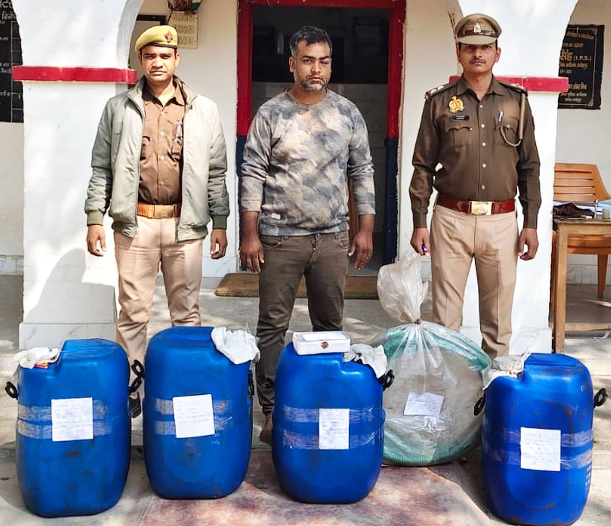 Inter-district Diesel Thief Travelling In A Car Arrested, Three Escape - Fatehpur News - Fatehpur News:कार सवार अंतरजनपदीय डीजल चोर गिरफ्तार, तीन भाग निकले