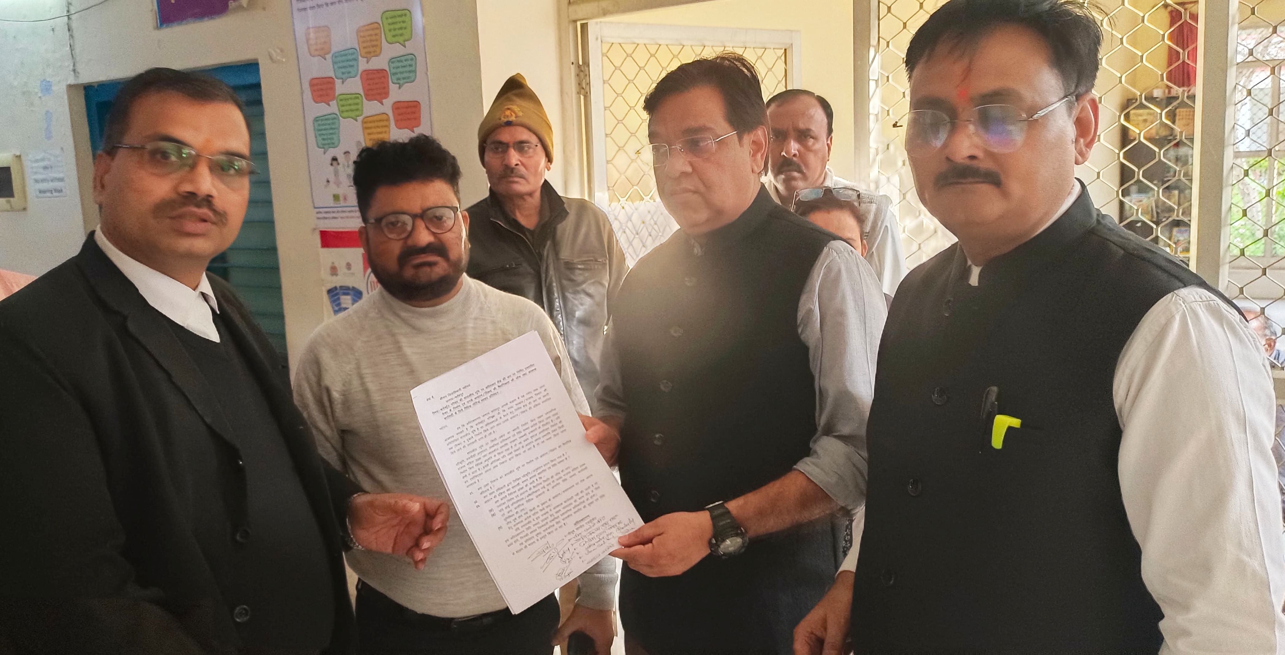 फोटो-29-कलेक्ट्रेट में अतिरिक्त उप जिलाधिकारी दुर्गेश यादव को ज्ञापन सौंपते अधिवक्ता। स्रोत-स्व फोटो-29-कलेक्ट्रेट में अतिरिक्त उप जिलाधिकारी दुर्गेश यादव को ज्ञापन सौंपते अधिवक्ता। स्रोत-स्व