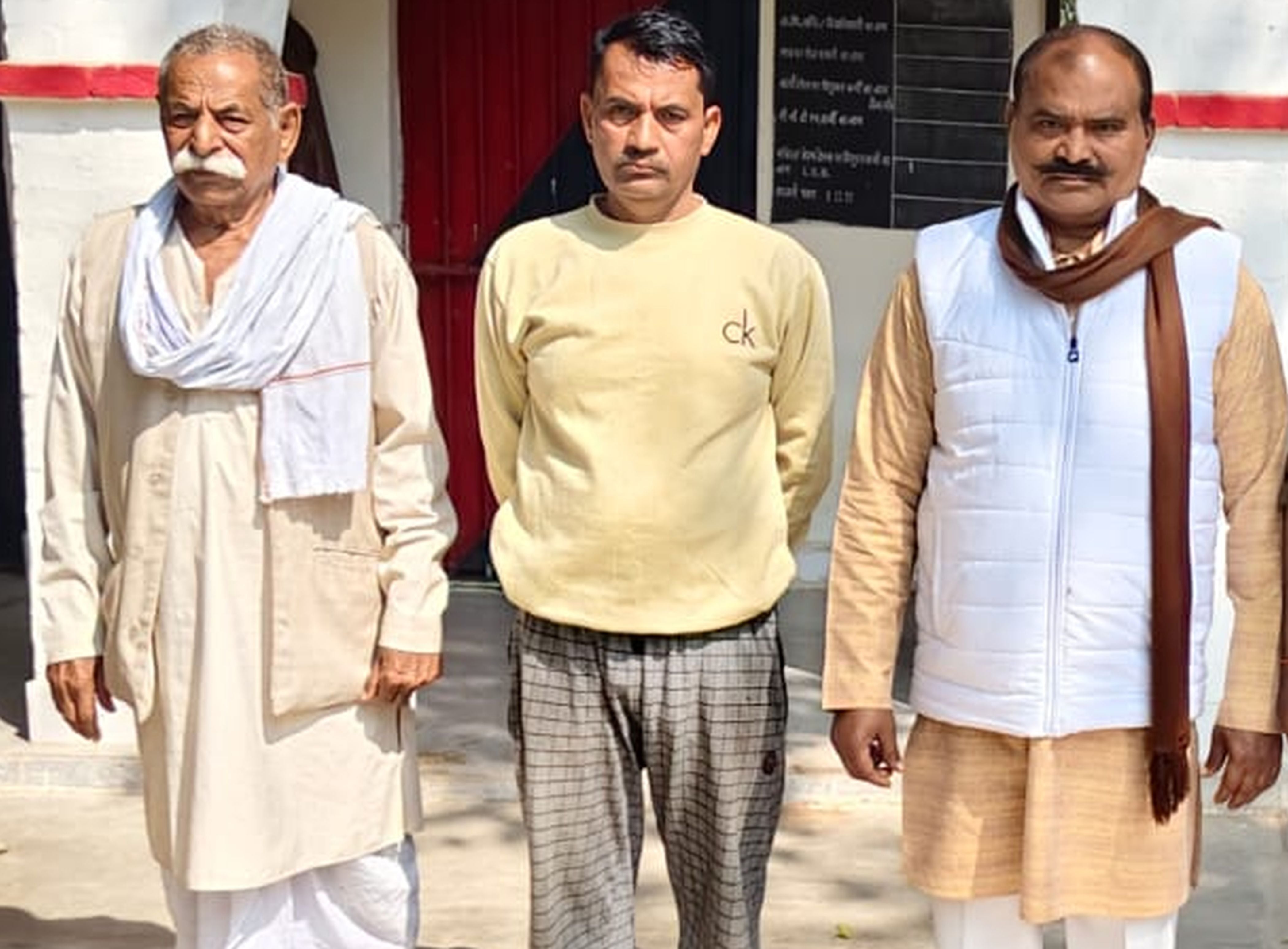 फोटो-35-किशनपुर थाने में पकड़े गए सजायाफ्ता। स्रोत पुलिस फोटो-35-किशनपुर थाने में पकड़े गए सजायाफ्ता। स्रोत पुलिस