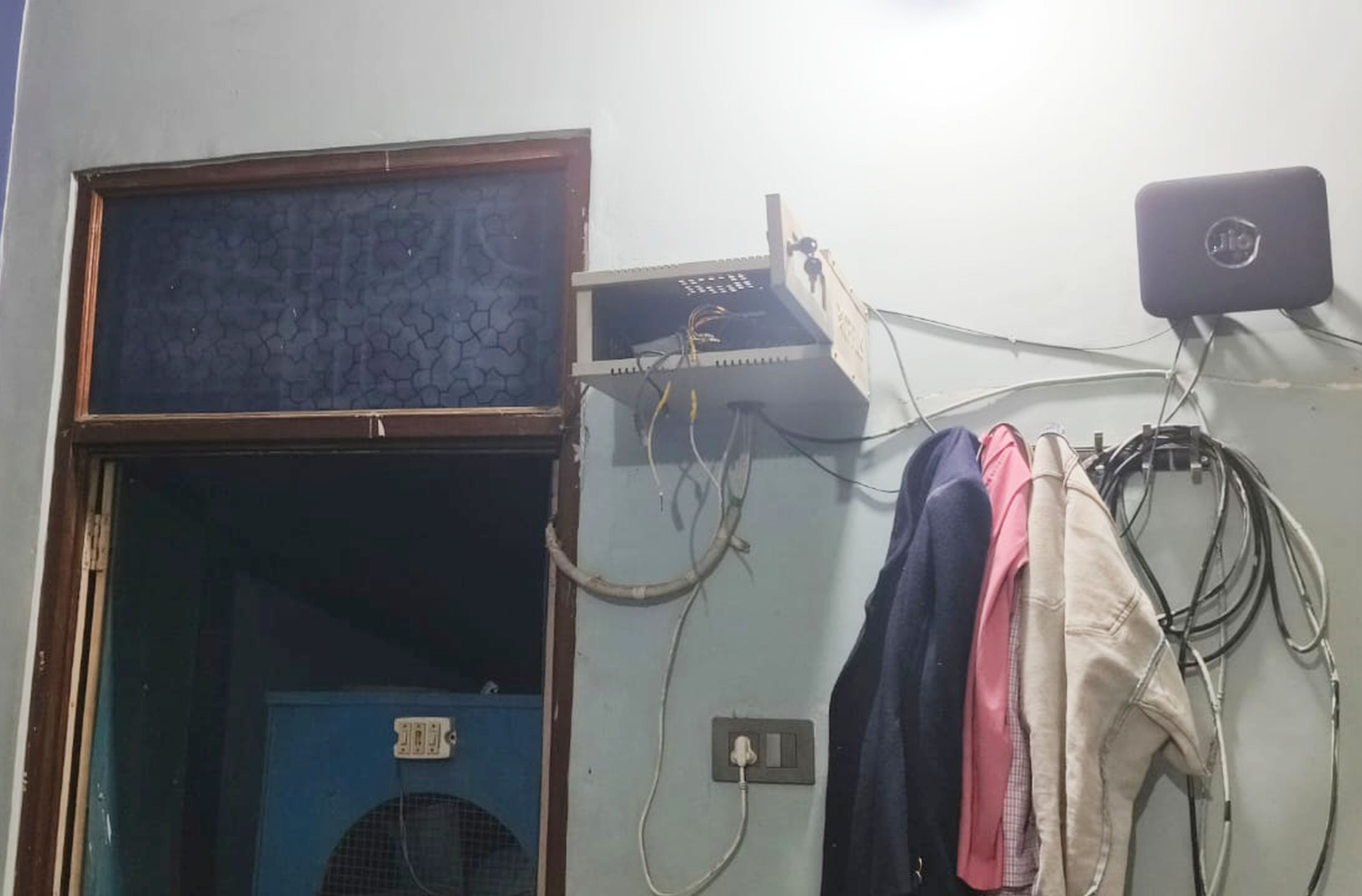 फोटो-36-चोरी के बाद कमरे में बिखरा सामान दिखाते नारायण सिंह। संवाद फोटो-36-चोरी के बाद कमरे में बिखरा सामान दिखाते नारायण सिंह। संवाद