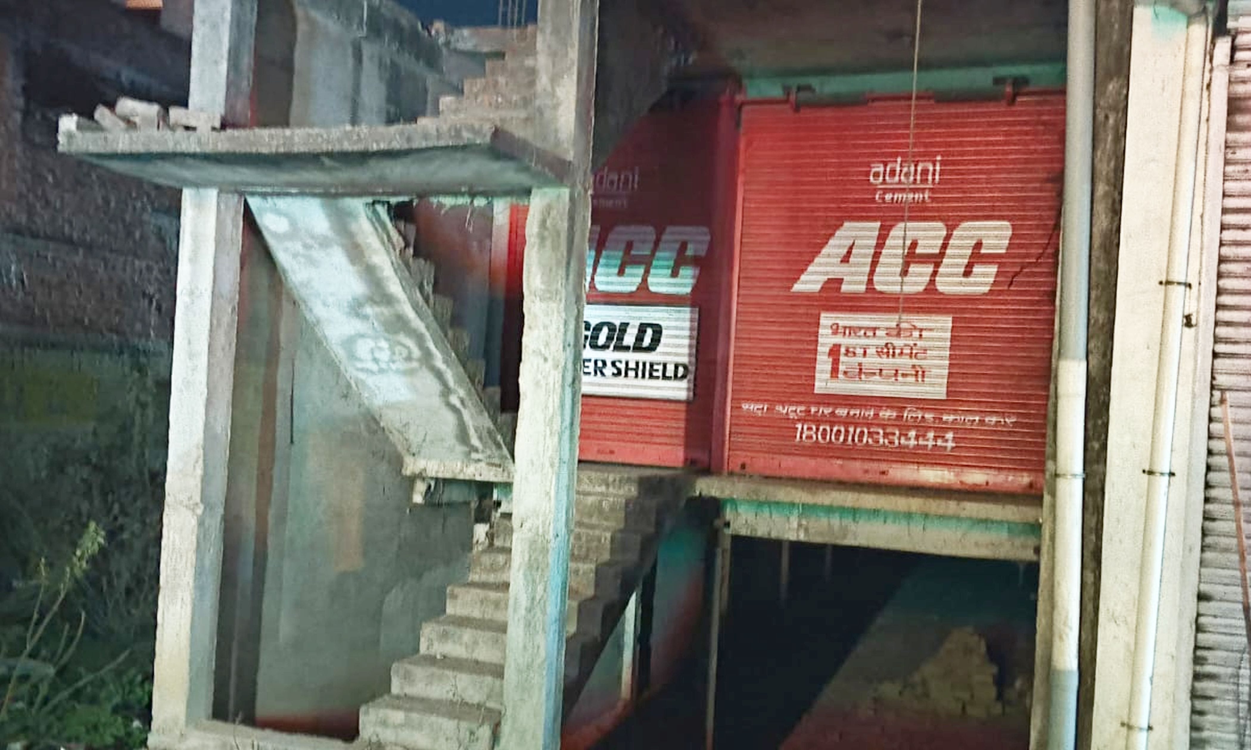 फोटो-36-चोरी के बाद कमरे में बिखरा सामान दिखाते नारायण सिंह। संवाद फोटो-36-चोरी के बाद कमरे में बिखरा सामान दिखाते नारायण सिंह। संवाद