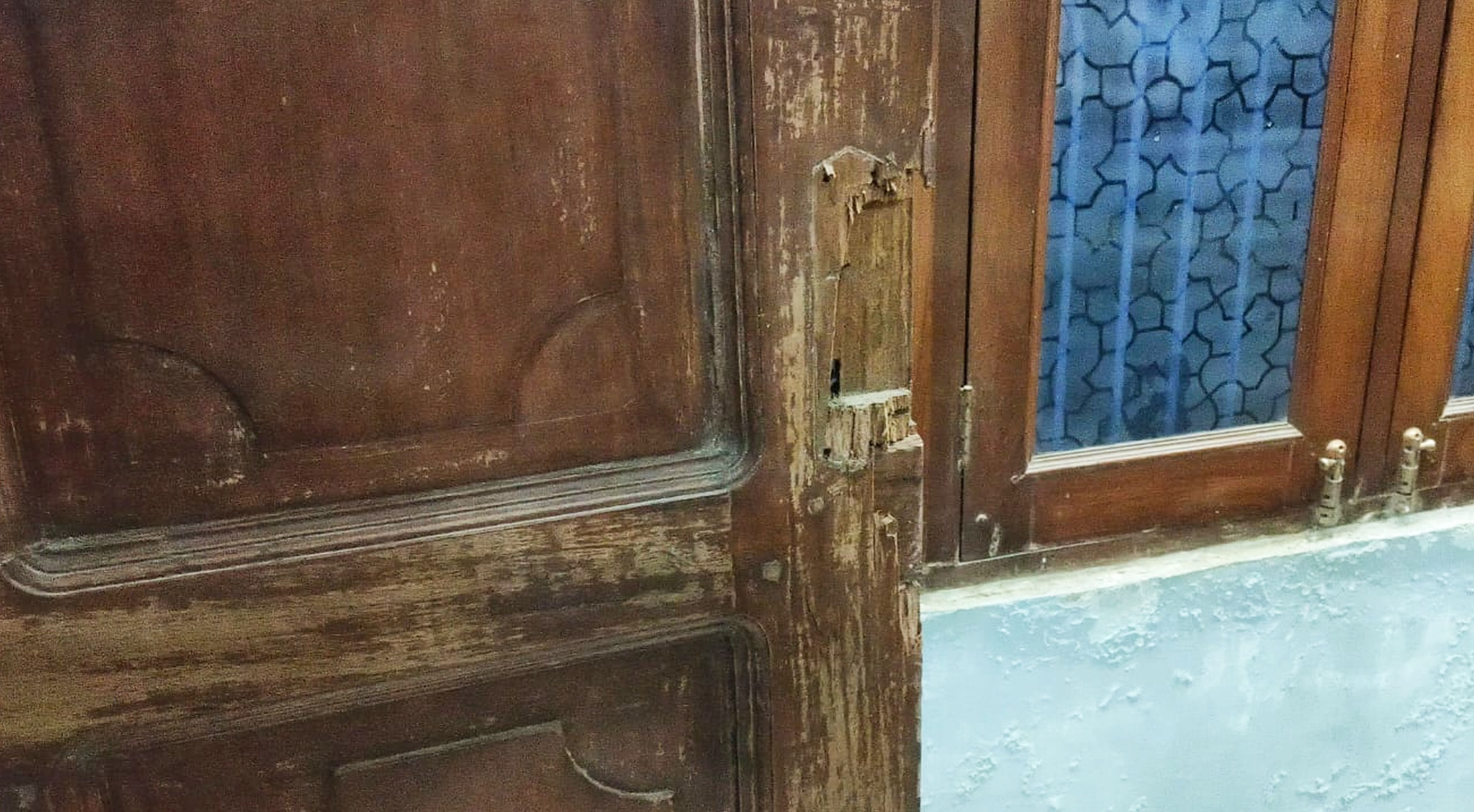 फोटो-36-चोरी के बाद कमरे में बिखरा सामान दिखाते नारायण सिंह। संवाद फोटो-36-चोरी के बाद कमरे में बिखरा सामान दिखाते नारायण सिंह। संवाद