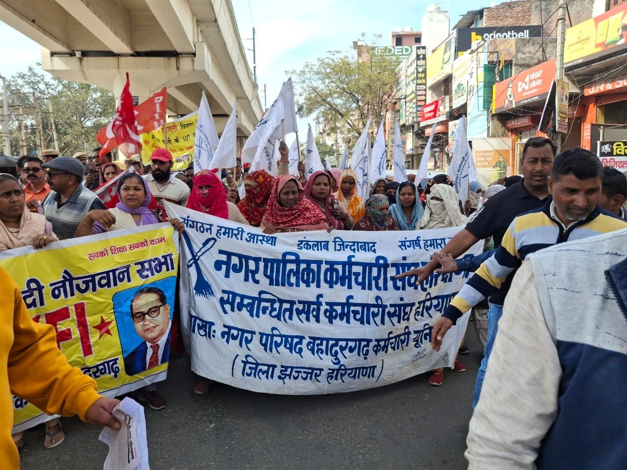 फोटो-53: बहादुरगढ़ डिपो में तैनात पुलिस बल और काउंटर पर लगी रोडवेज बसें। संवाद फोटो-53: बहादुरगढ़ डिपो में तैनात पुलिस बल और काउंटर पर लगी रोडवेज बसें। संवाद