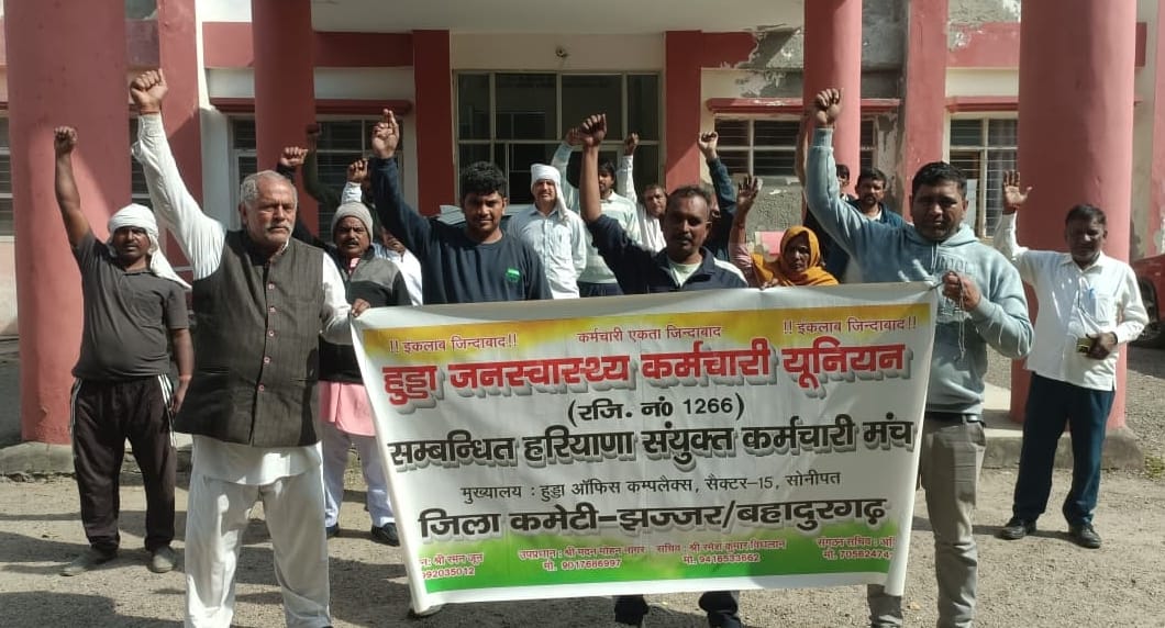 फोटो-53: बहादुरगढ़ डिपो में तैनात पुलिस बल और काउंटर पर लगी रोडवेज बसें। संवाद फोटो-53: बहादुरगढ़ डिपो में तैनात पुलिस बल और काउंटर पर लगी रोडवेज बसें। संवाद