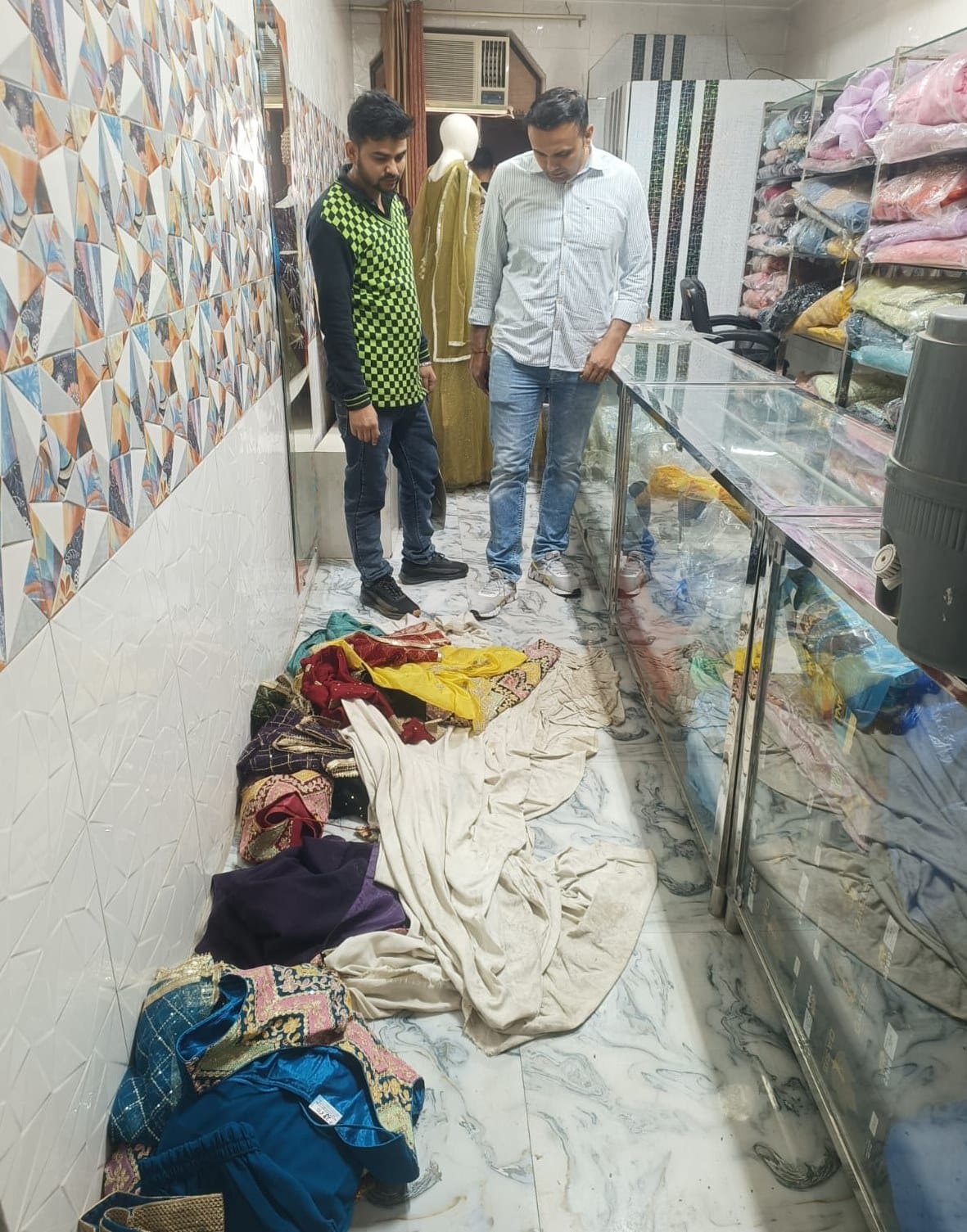 -फोटो 82 : घटना की सूचना मिलने पर मौके पर पहुंची शहर थाना पुलिस। संवाद -फोटो 82 : घटना की सूचना मिलने पर मौके पर पहुंची शहर थाना पुलिस। संवाद