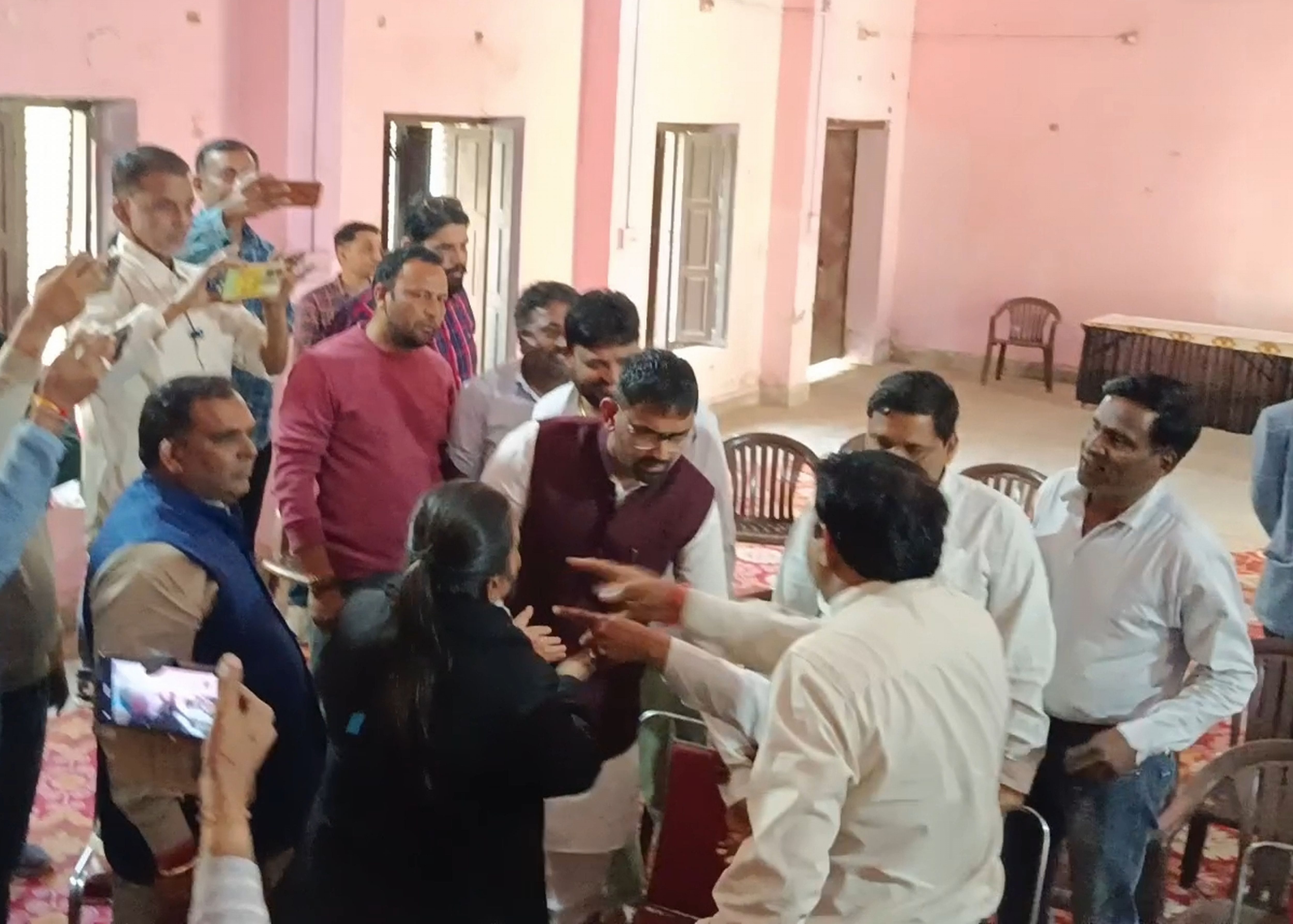 फोटो संख्या:66- हंगामें के बाद बैठक से बाहर आए नपा सचिव गौरव सांगवान को बैठक के लिए वापिस ले जा