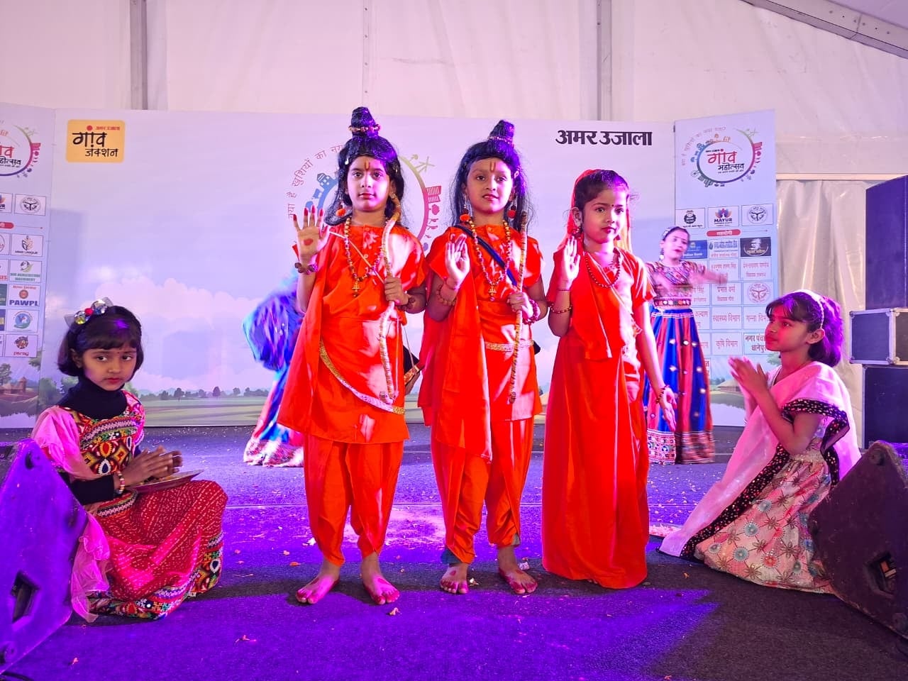 गांधी पार्क में आयोजित अमर उजाला के गांव महोत्सव में सांस्कृतिक कार्यक्रम प्रस्तुत करते बच्चे औ गांधी पार्क में आयोजित अमर उजाला के गांव महोत्सव में सांस्कृतिक कार्यक्रम प्रस्तुत करते बच्चे औ