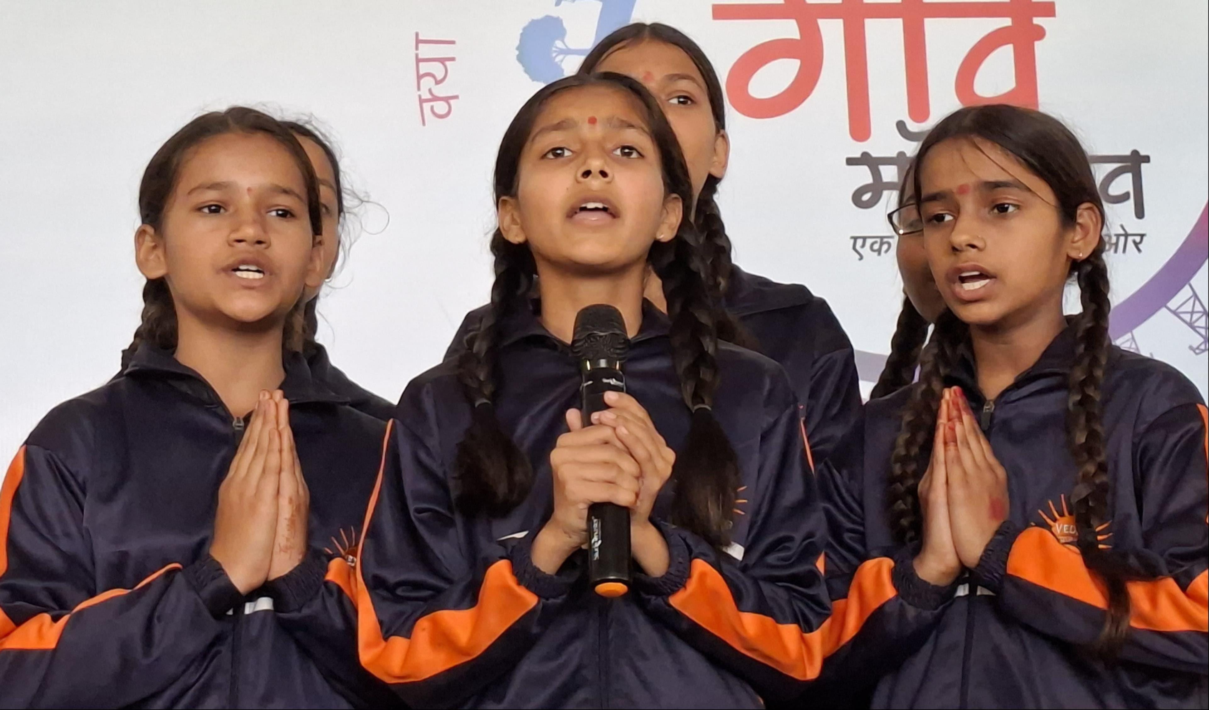 गांधी पार्क में आयोजित अमर उजाला के गांव महोत्सव में सांस्कृतिक कार्यक्रम प्रस्तुत करते बच्चे औ गांधी पार्क में आयोजित अमर उजाला के गांव महोत्सव में सांस्कृतिक कार्यक्रम प्रस्तुत करते बच्चे औ
