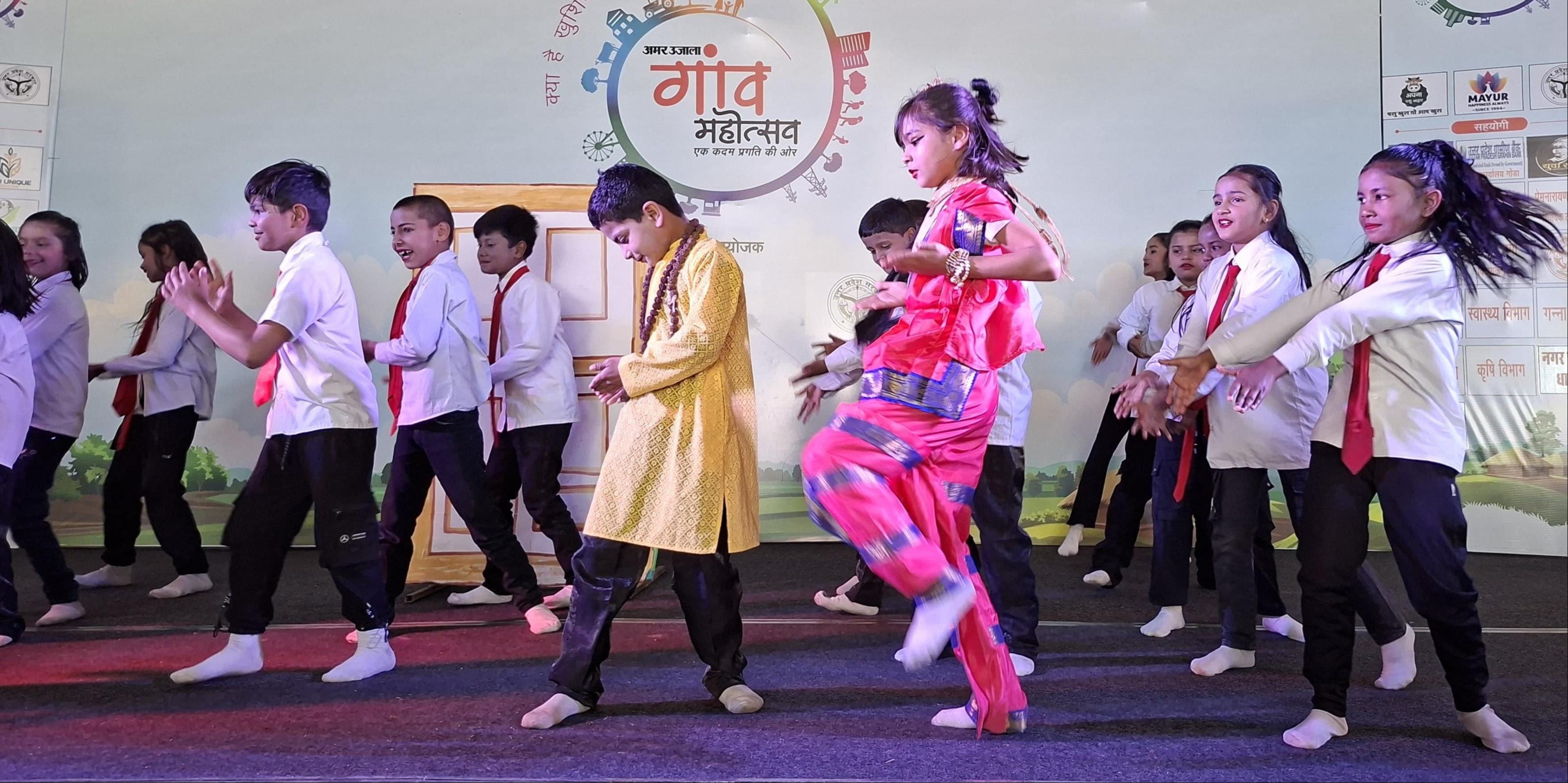 गांधी पार्क में आयोजित अमर उजाला के गांव महोत्सव में सांस्कृतिक कार्यक्रम प्रस्तुत करते बच्चे औ गांधी पार्क में आयोजित अमर उजाला के गांव महोत्सव में सांस्कृतिक कार्यक्रम प्रस्तुत करते बच्चे औ