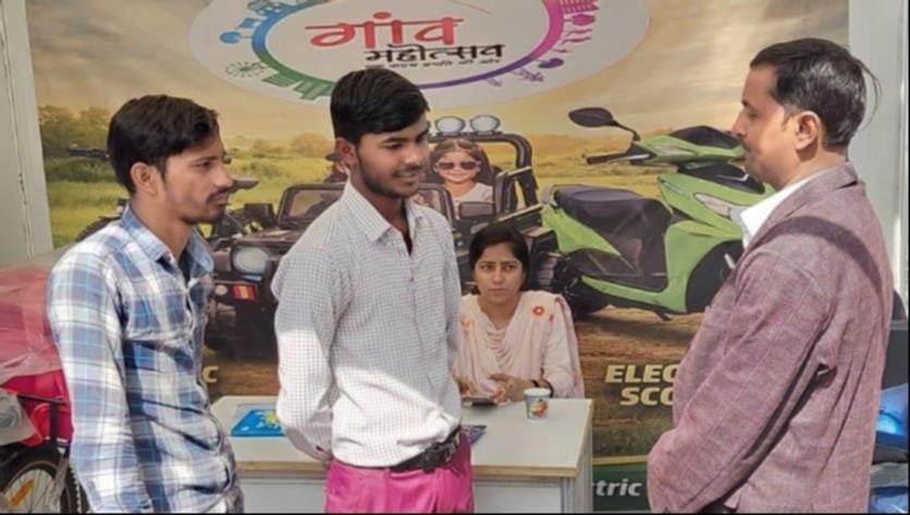 गांधी पार्क में आयोजित अमर उजाला के गांव महोत्सव में सांस्कृतिक कार्यक्रम प्रस्तुत करते बच्चे औ गांधी पार्क में आयोजित अमर उजाला के गांव महोत्सव में सांस्कृतिक कार्यक्रम प्रस्तुत करते बच्चे औ