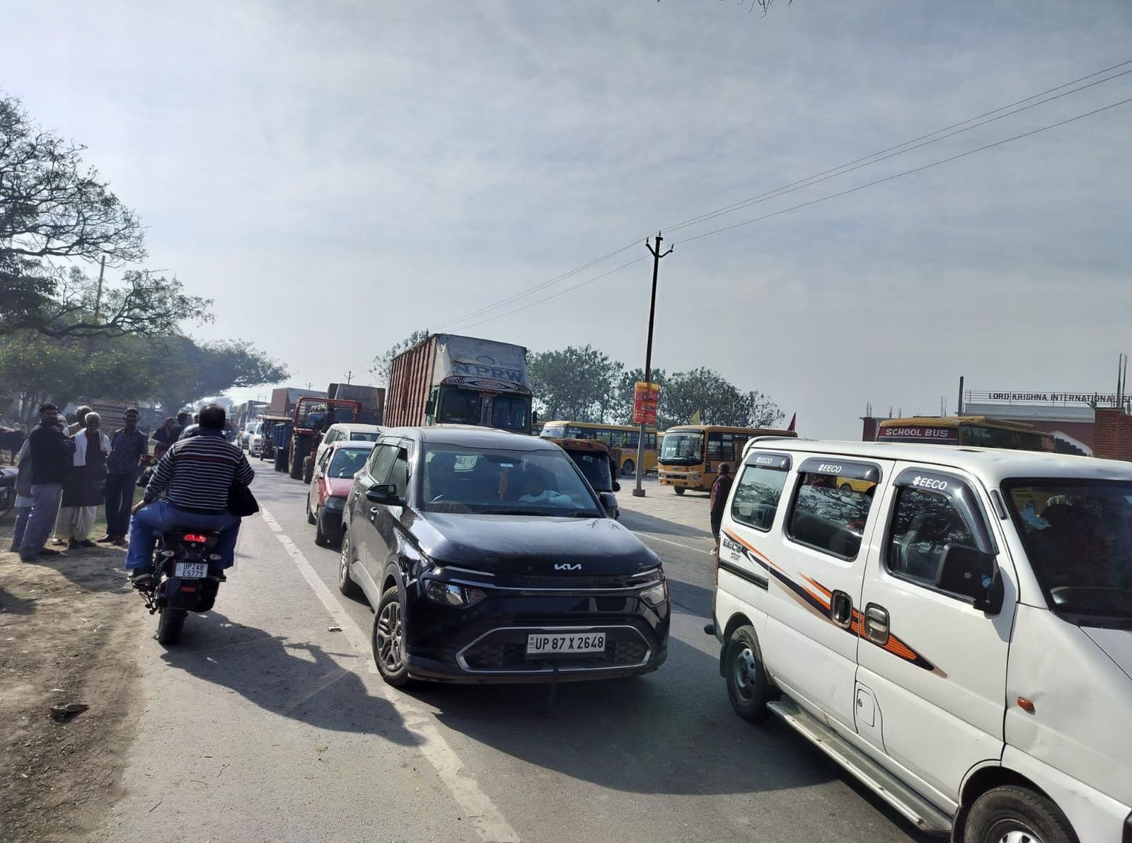 हाईवे पर हादसे के बाद खड़े क्षतिग्रस्त वाहन। संवाद हाईवे पर हादसे के बाद खड़े क्षतिग्रस्त वाहन। संवाद
