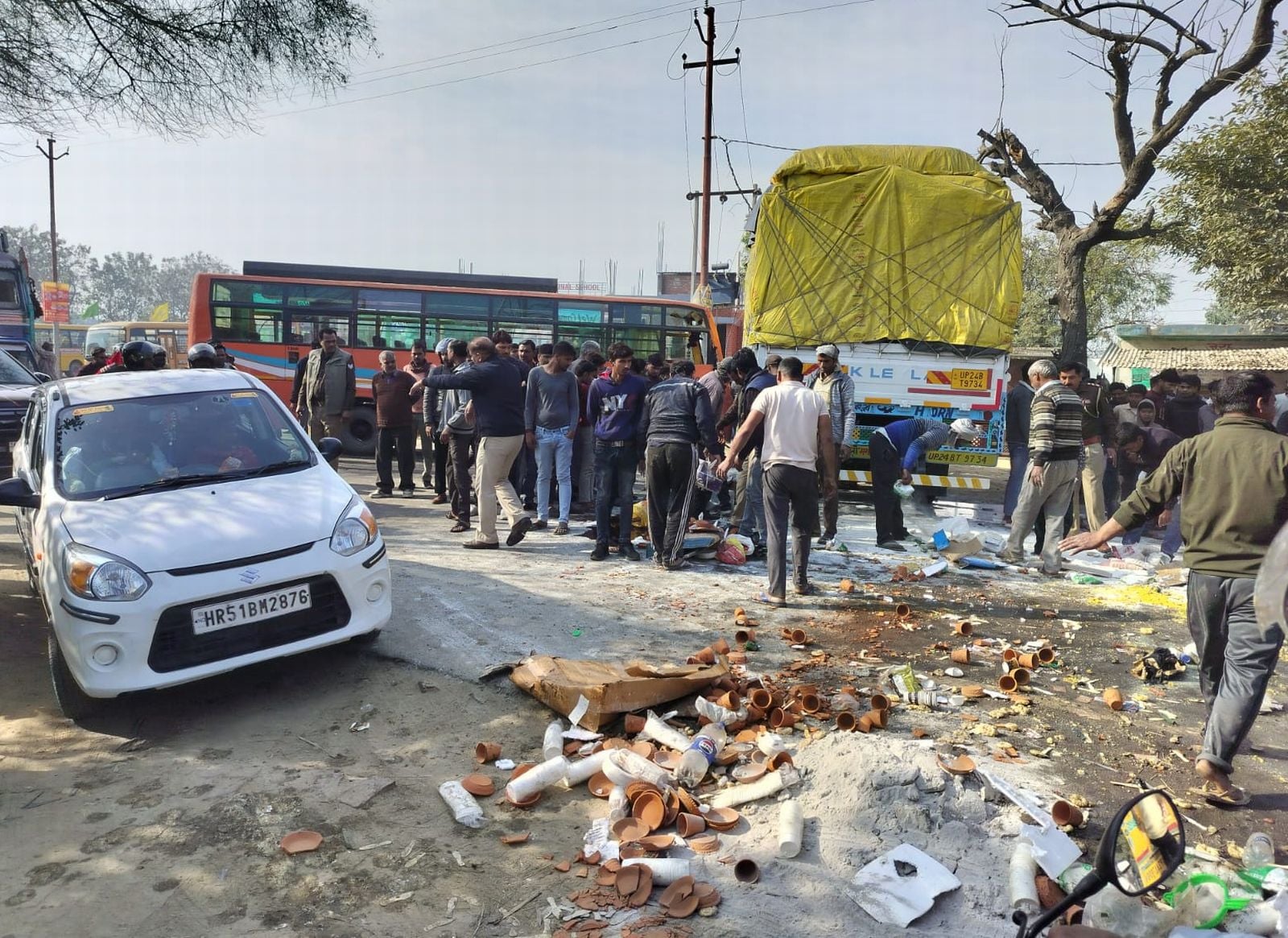 हाईवे पर हादसे के बाद खड़े क्षतिग्रस्त वाहन। संवाद हाईवे पर हादसे के बाद खड़े क्षतिग्रस्त वाहन। संवाद